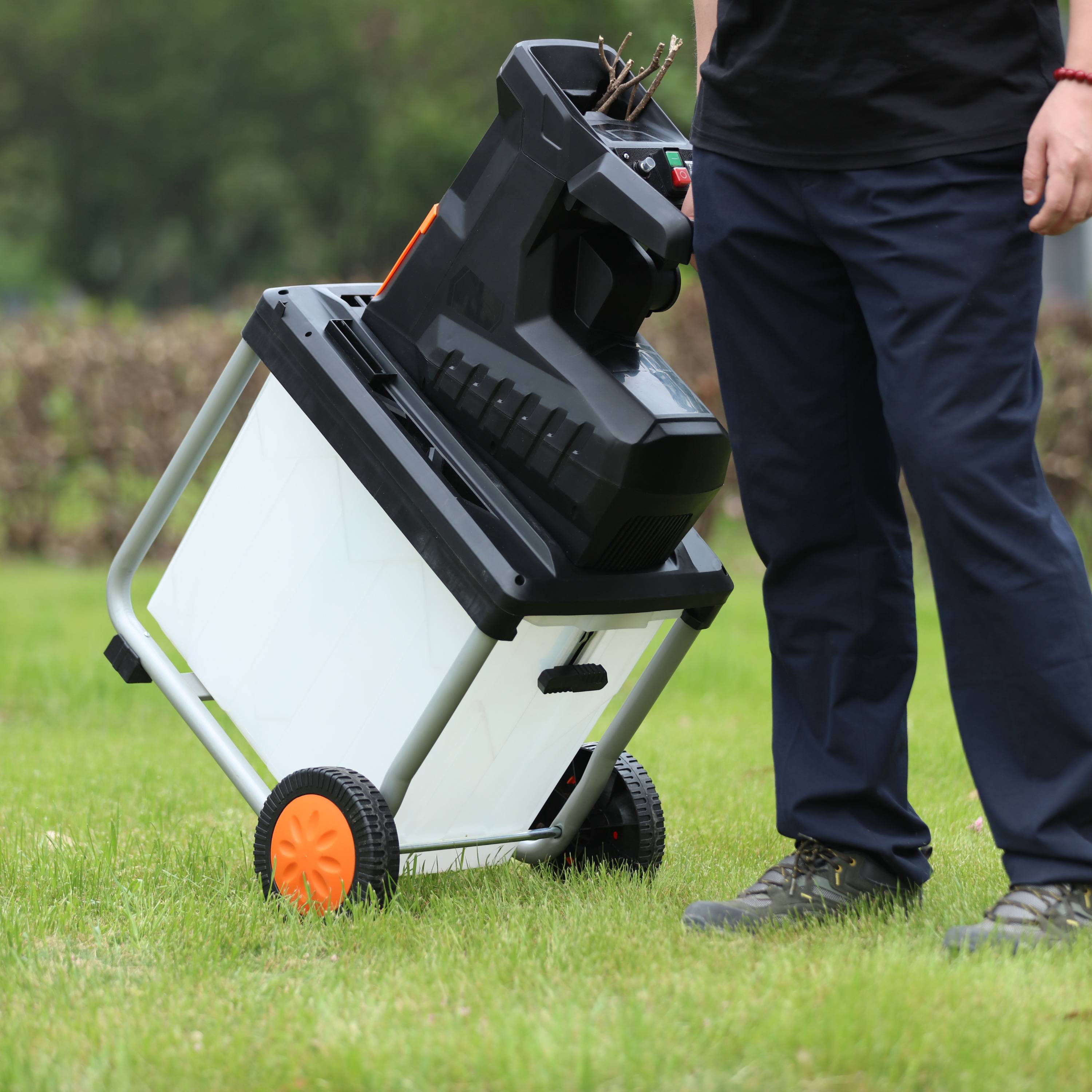 Broyeur de végétaux électrique 2800W bac 60L Yard Force ER U45 - Image 8