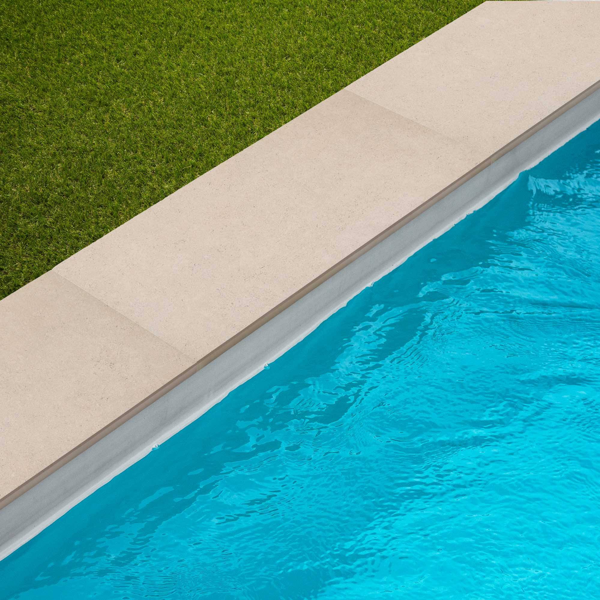 Margelle de piscine effet Pierre Egypte Beige 60x28x2 cm Bord Droit Pietra  - RO'MA CARRELAGE - Image 1