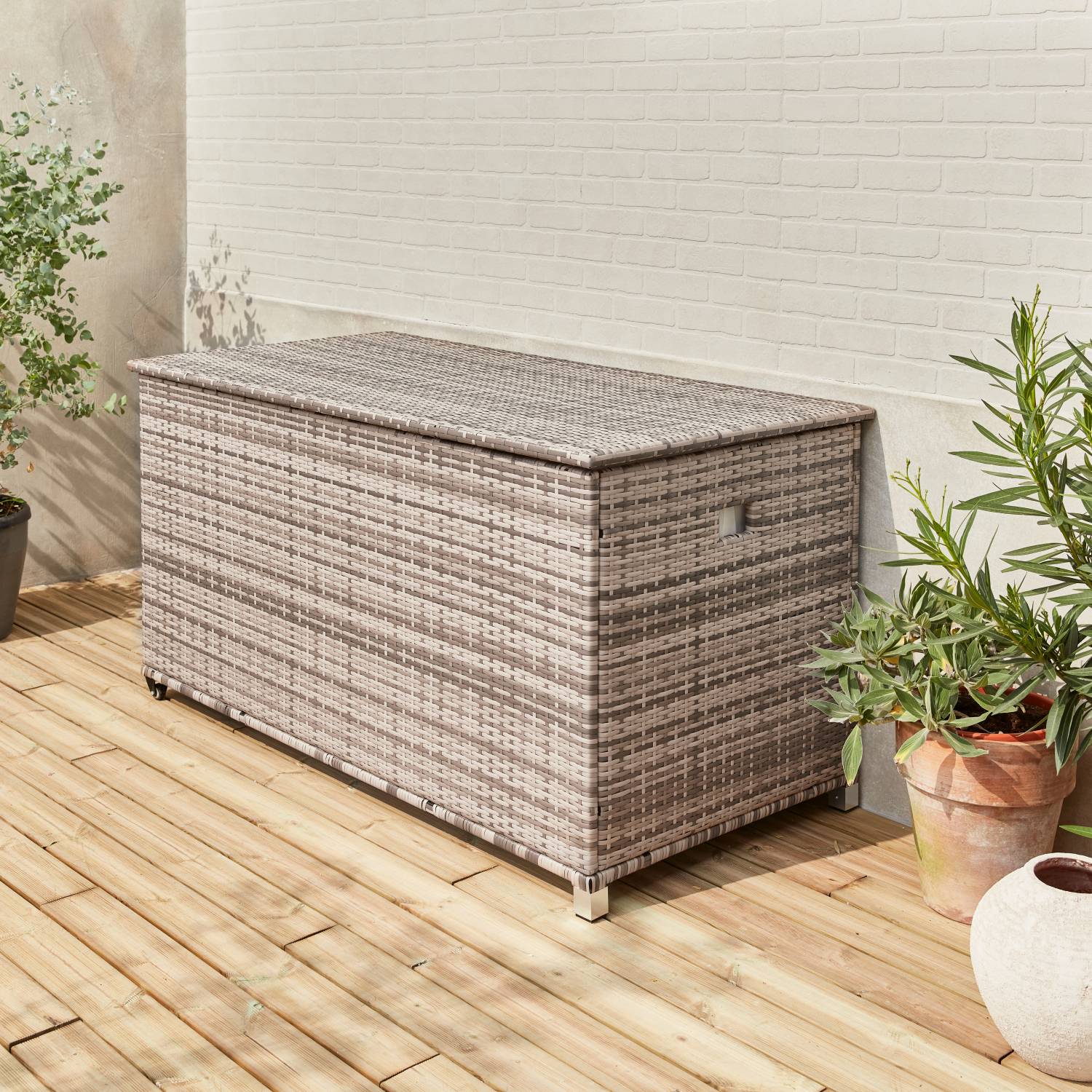 sweeek - Coffre de jardin en résine tressée - Cassapanca Nuances de Gris - 790L. vérins. roulettes. poignée et housse intérieure écrue. rangement | sweeek - Image 1