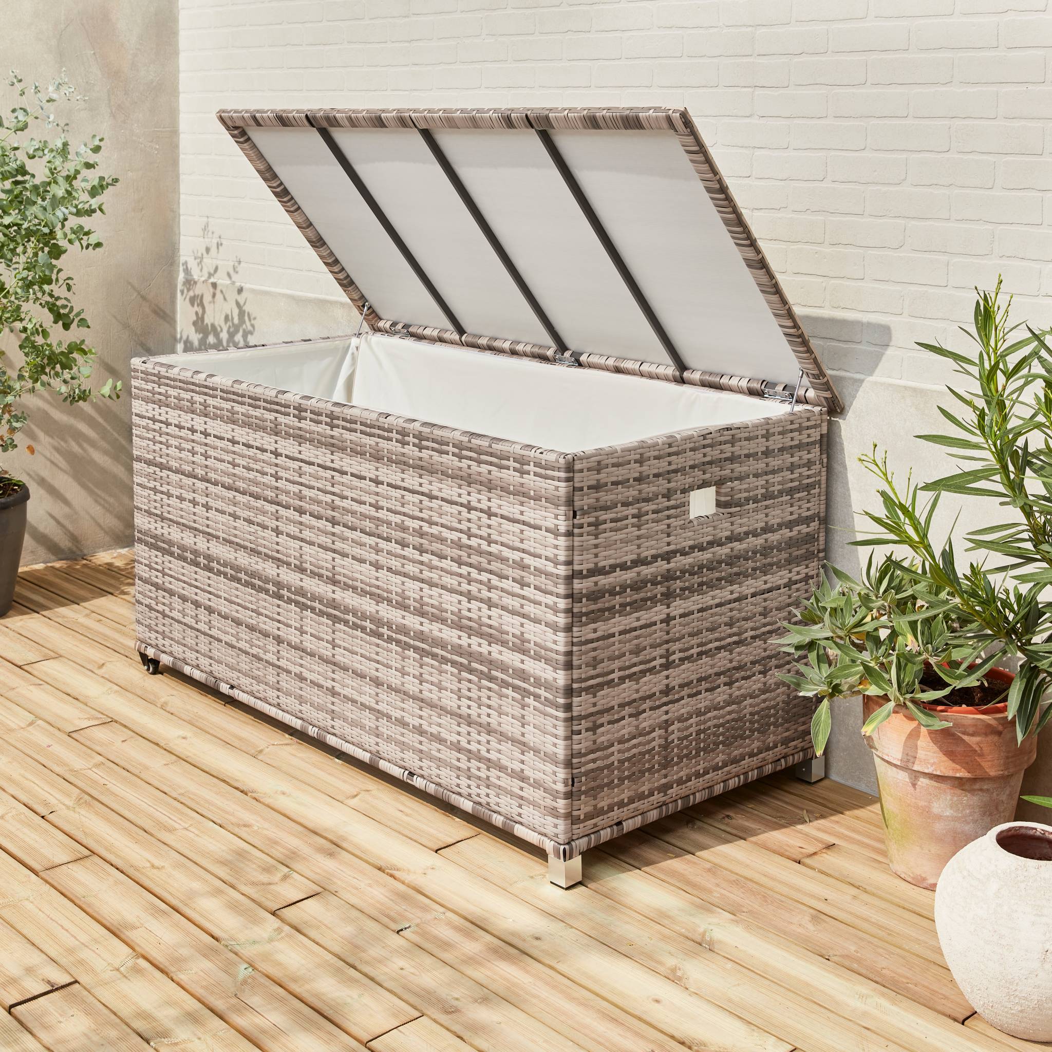 sweeek - Coffre de jardin en résine tressée - Cassapanca Nuances de Gris - 790L. vérins. roulettes. poignée et housse intérieure écrue. rangement | sweeek - Image 3