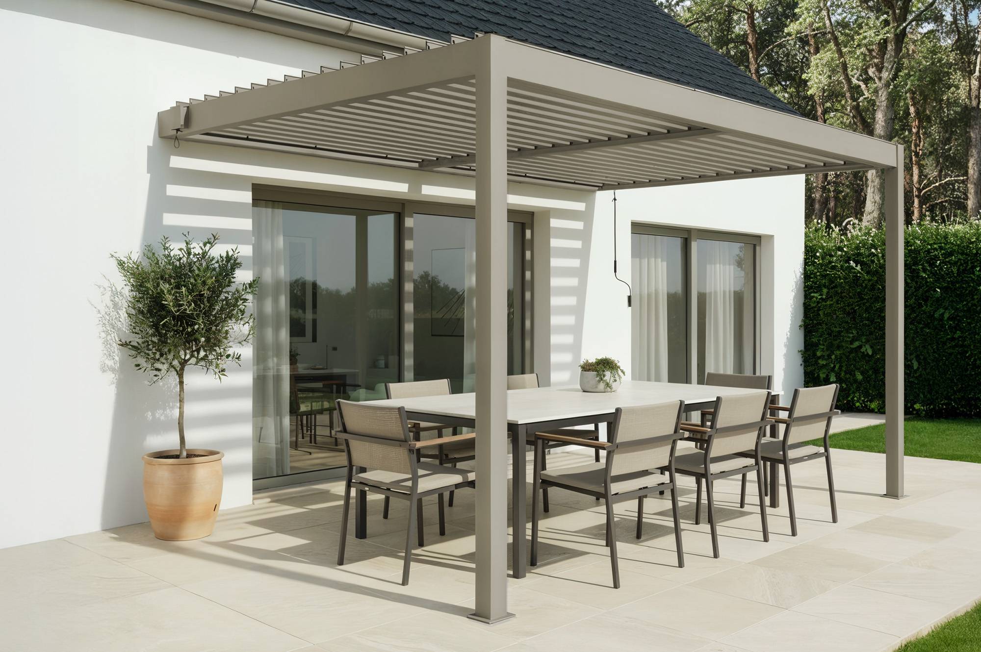 Pergola bioclimatique adossée 4x3 m PIANA aluminium taupe - lames orientables - Image 1