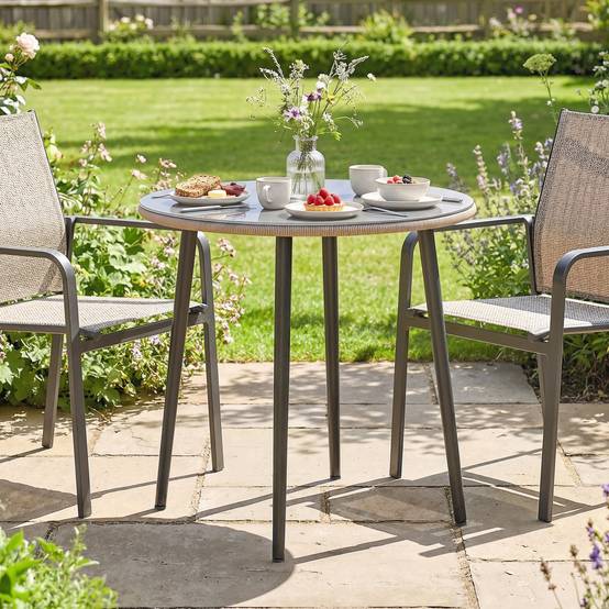 Sans Marque - Table jardin plateau verre trempé bordure rotin acier 80x80x74 cm grise - Image 3