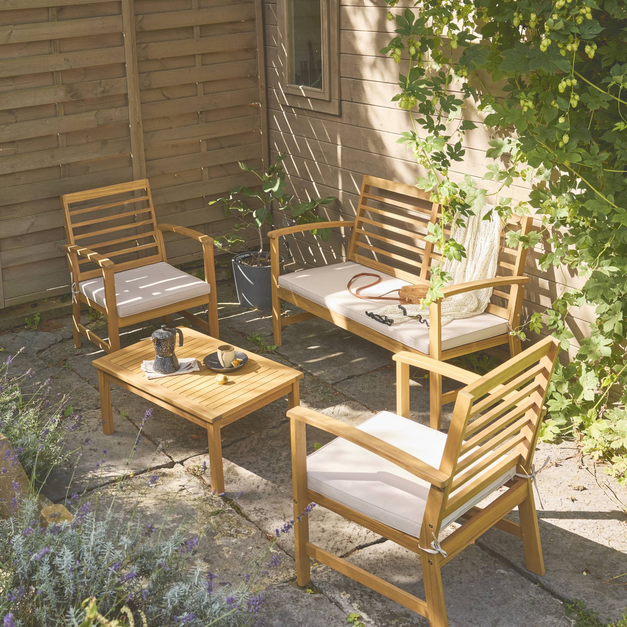 Salon de jardin beige CHLOE en bois d'acacia 4 places. avec coussins en polyester. un canapé. une table. deux fauteuils - Image 3