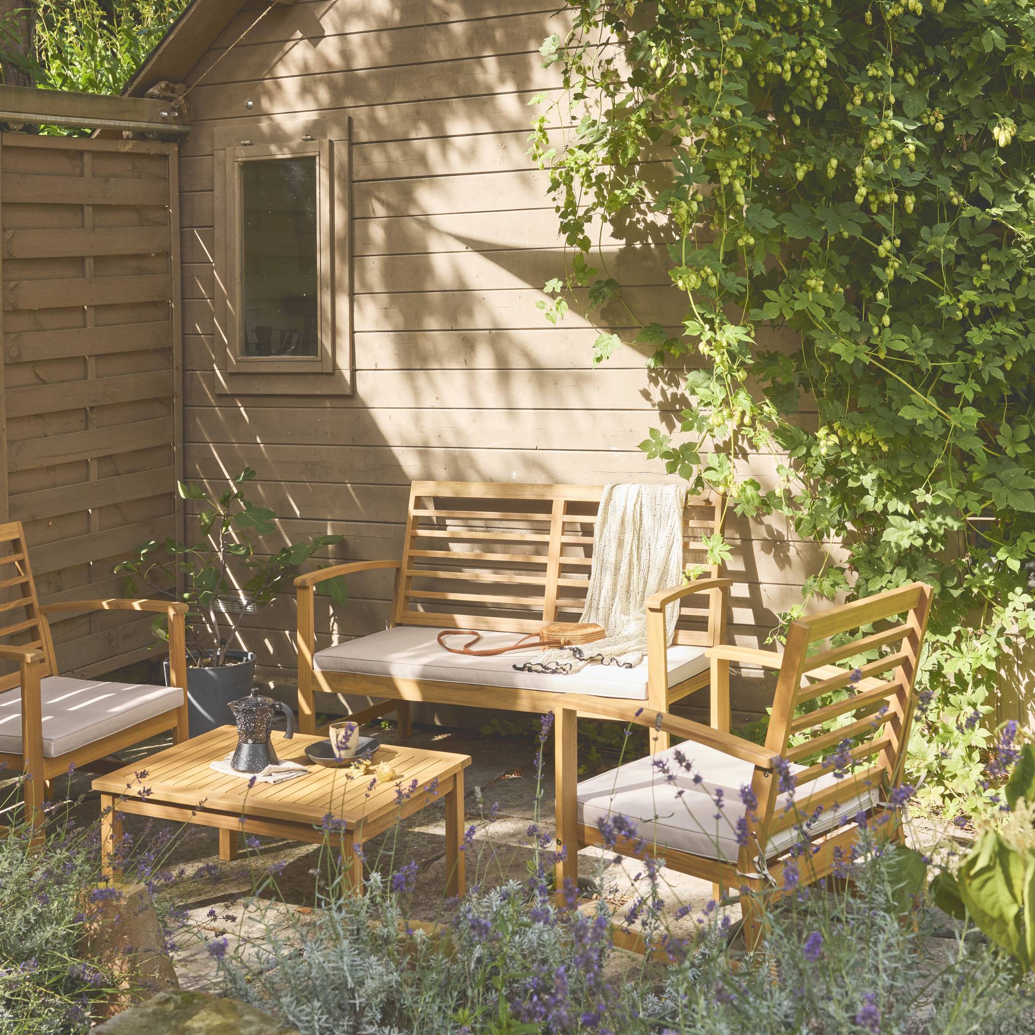 Salon de jardin beige CHLOE en bois d'acacia 4 places. avec coussins en polyester. un canapé. une table. deux fauteuils - Image 4