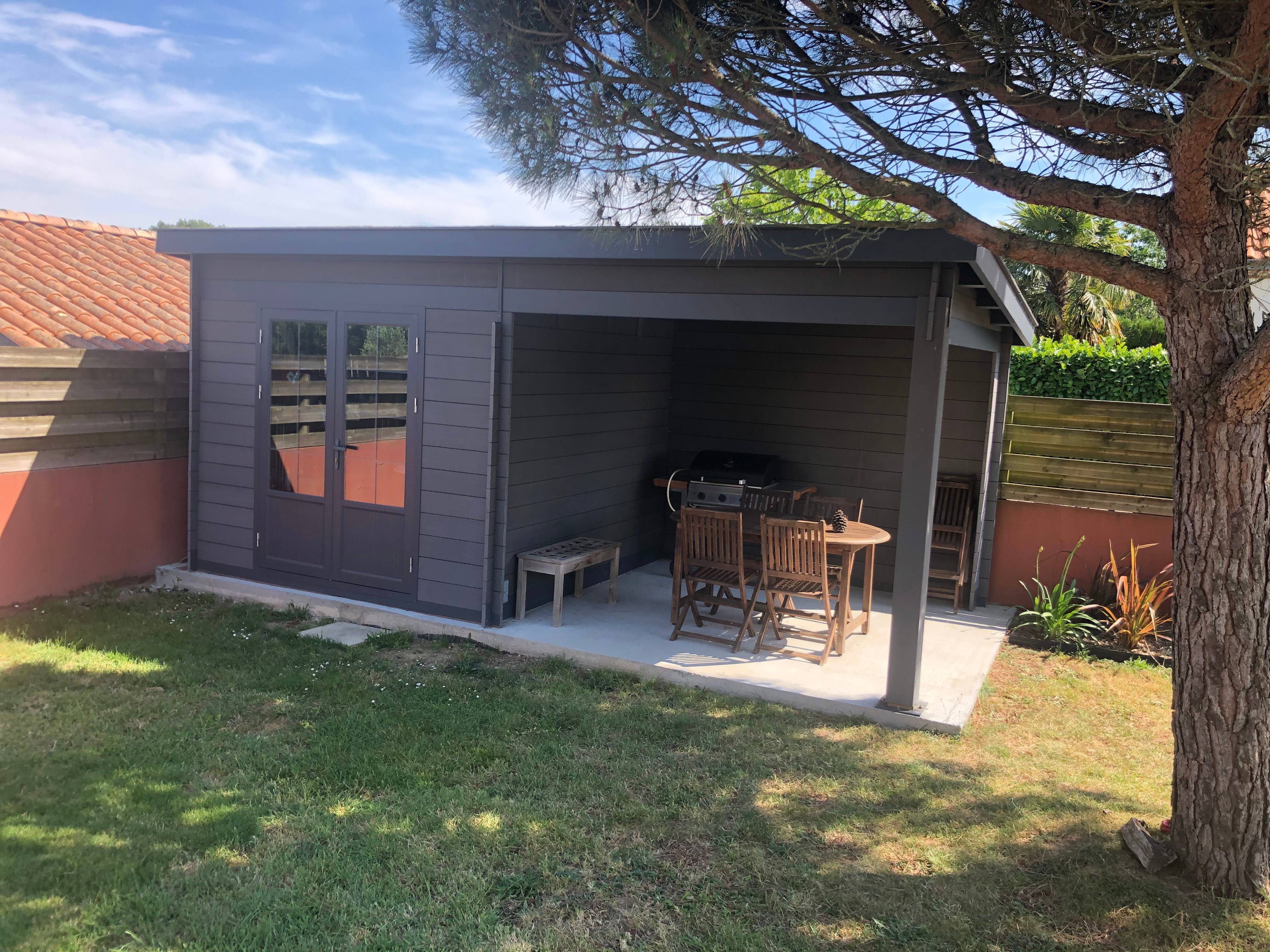 Green Outside - Abri aluminium et composite 18m² avec auvent. Toit "Plat" coloris Gris avec Bac Acier et kit anti tempête INCLUS - Image 5
