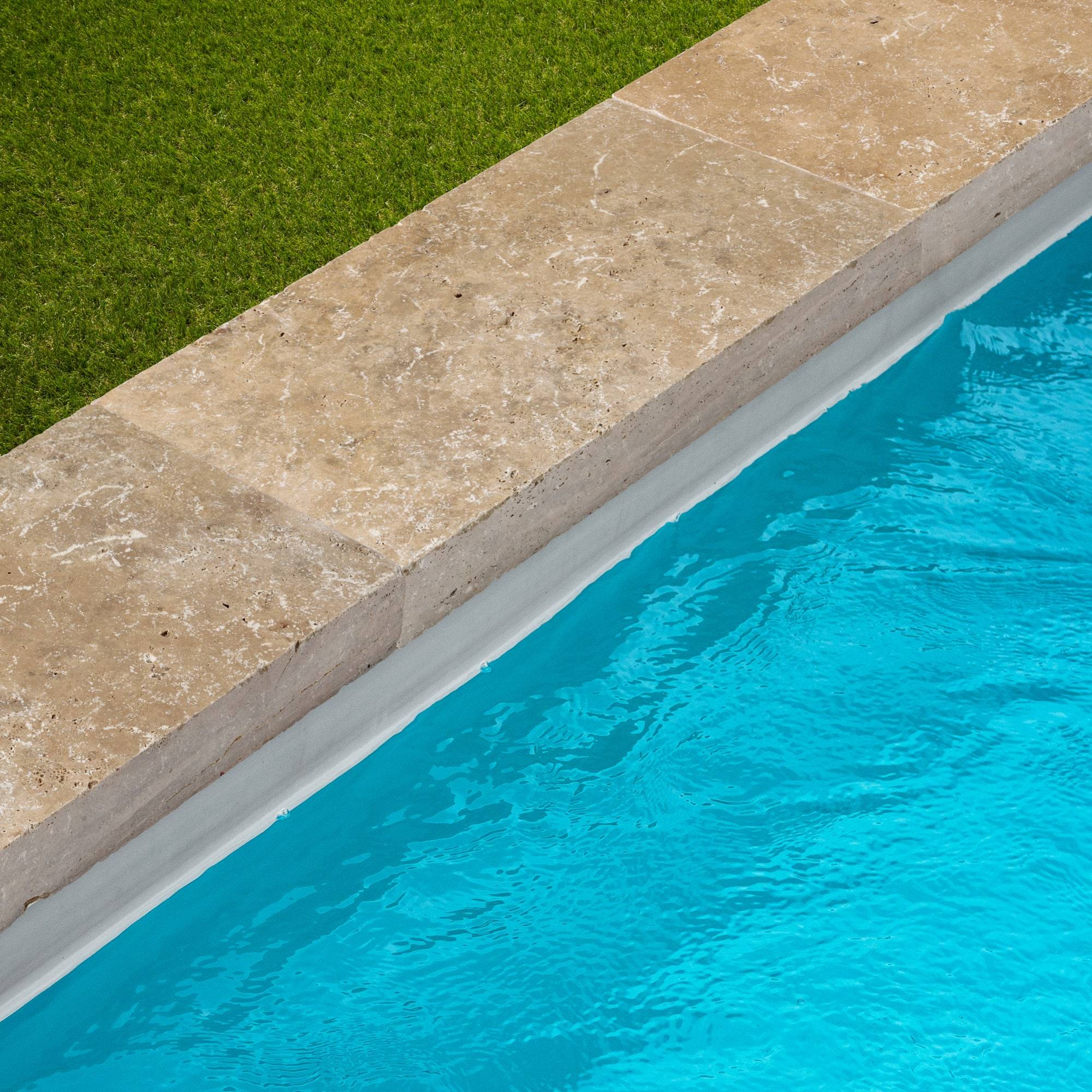 Margelle de piscine Travertin Beige Nuancé 61x33x8 cm Bord Droit (à l'unité) - RO'MA NATURE - Image 1