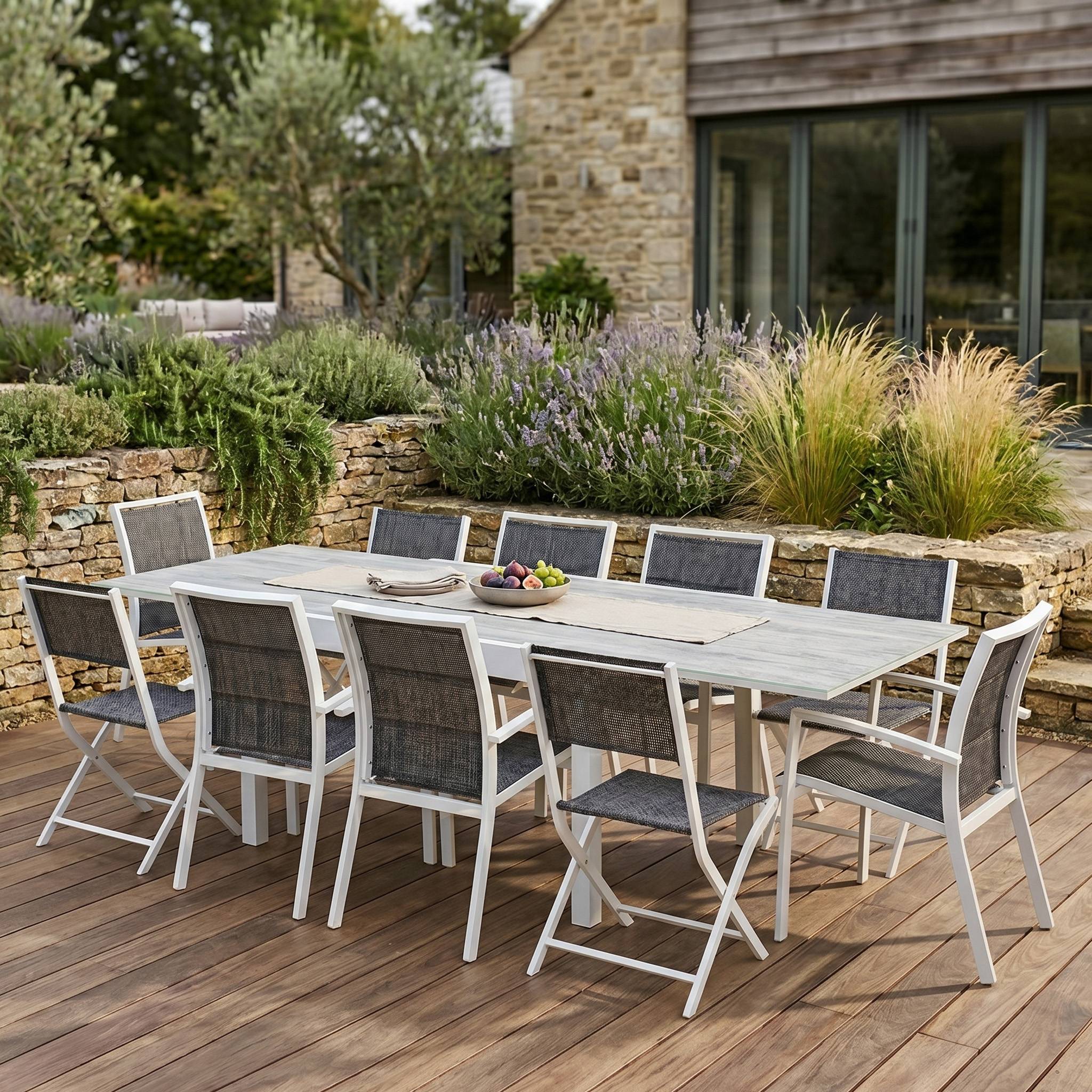 Wilsa Garden - Ensemble MODULO 6/10p en aluminium blanc et verre décors bois avec 6 fauteuils en textilène et 4 chaises pliantes - Image 1