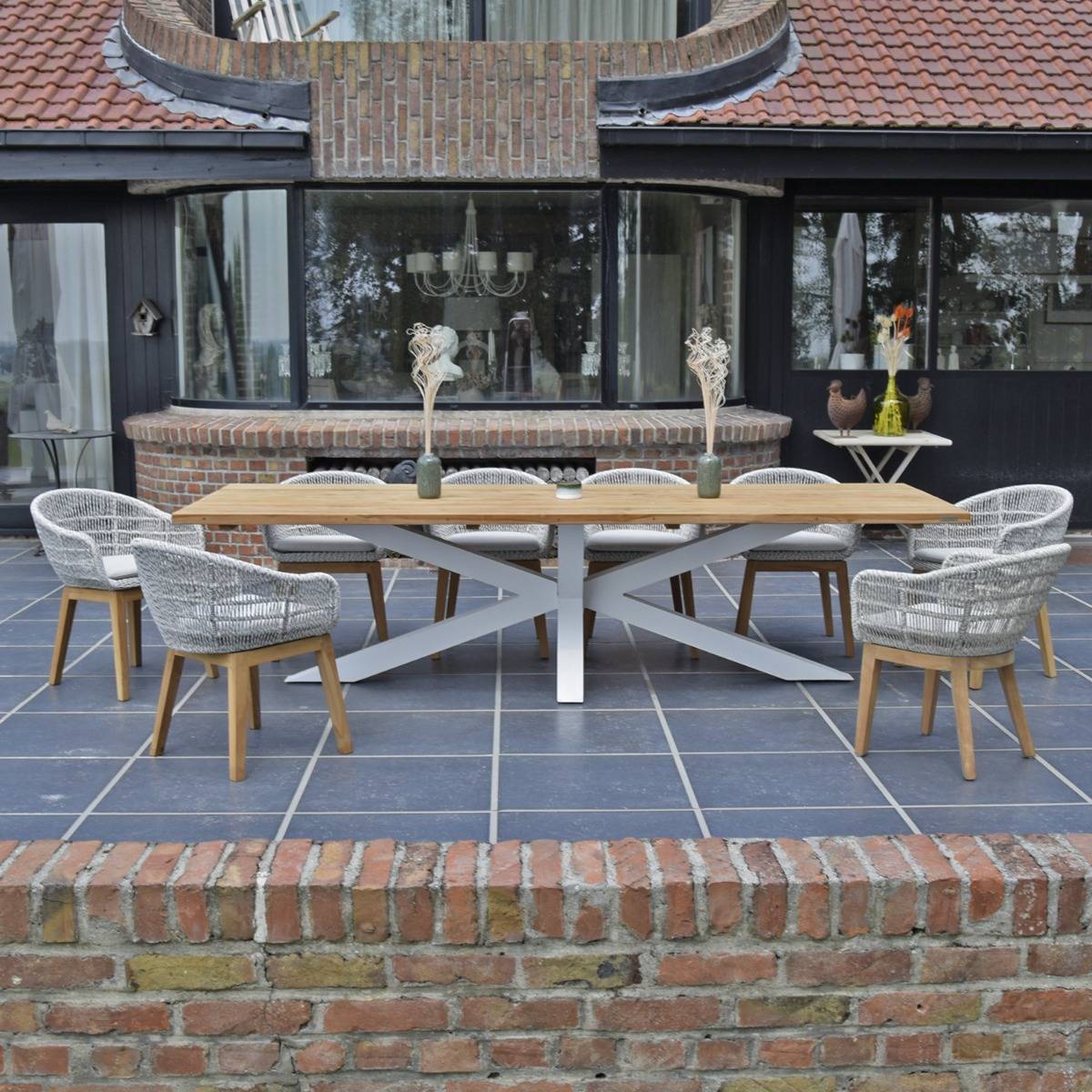 Table métal blanc et teck recyclé 240 cm, Conceptual - Gecko Jardin - Image 1
