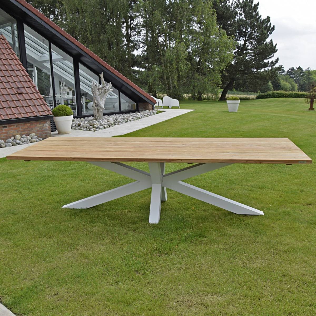 Table métal blanc et teck recyclé 240 cm, Conceptual - Gecko Jardin - Image 3