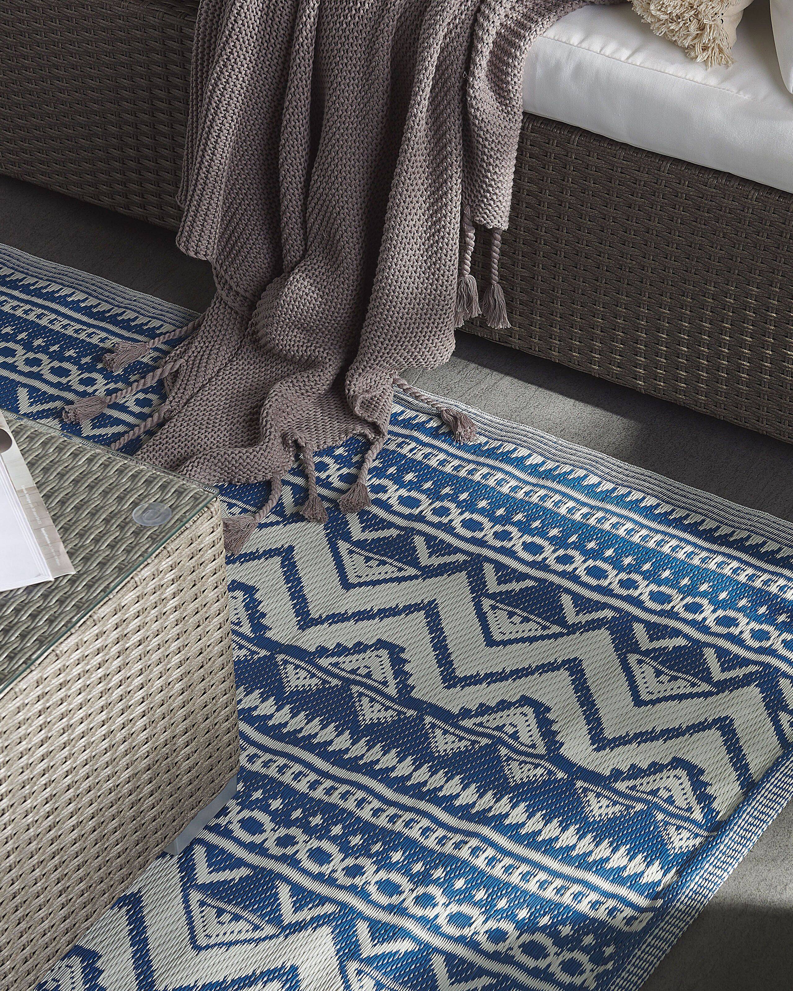 Beliani - Tapis Extérieur et Intérieur Bleu et Blanc en Polypropylène Motif ZigZag Ethnique pour Salon ou Terrasse au Style Boho 120 x 180 cm Beliani - Image 1