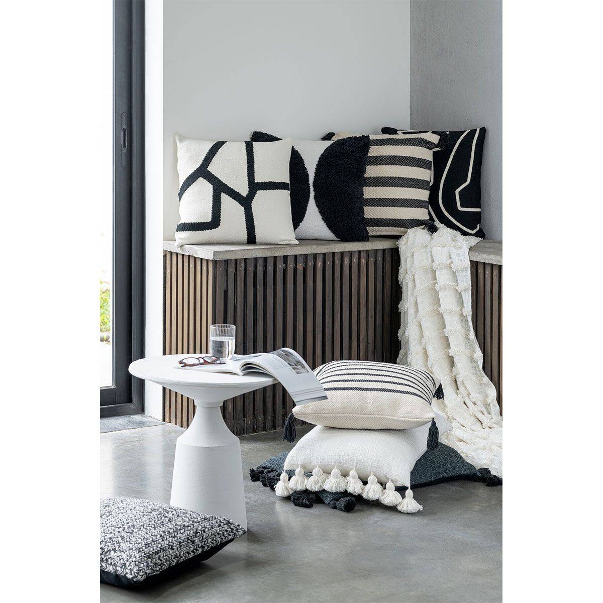 Coussin Déco Pompons "Bella" 40x59cm Noir - Image 4