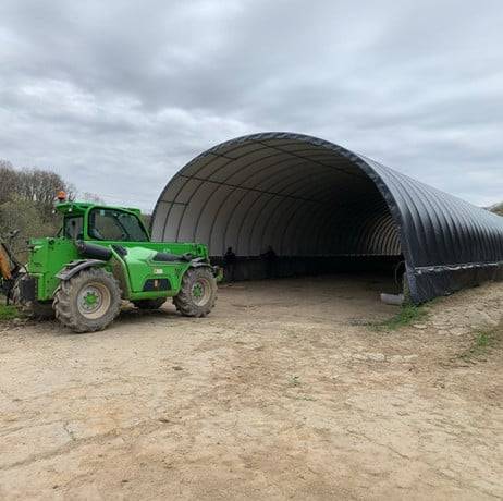 Abri tunnel largeur 9.30 m pas à 1.50 m - Long 27 m, type Camion 640 gr/m² gris clair, Façade 1 façade avec filet, Fix. Sol enrobé - Image 7
