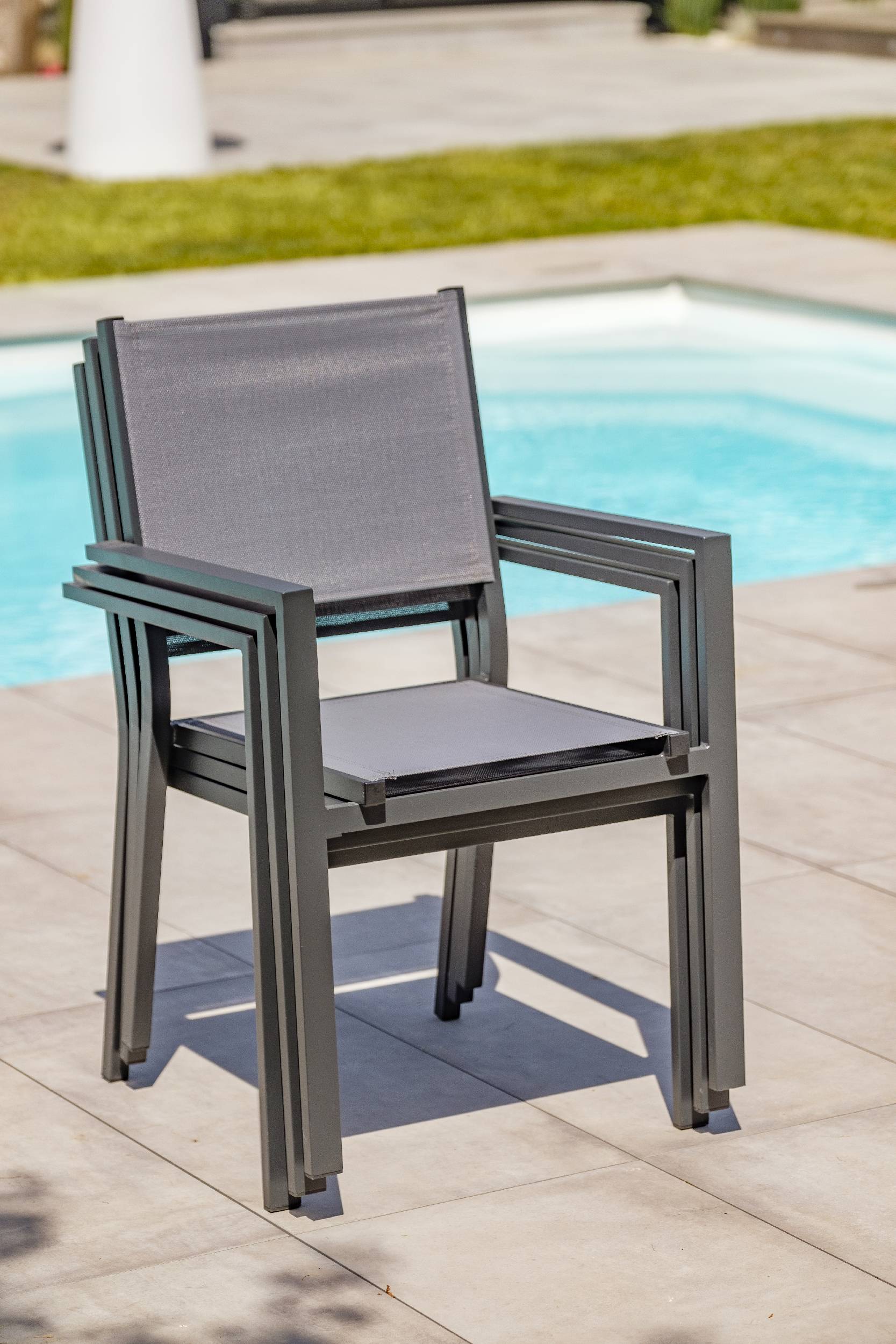 Dcb Garden - Ensemble repas 8 places en aluminium et plateau verre - Gris anthracite - TOLEDE - Image 4
