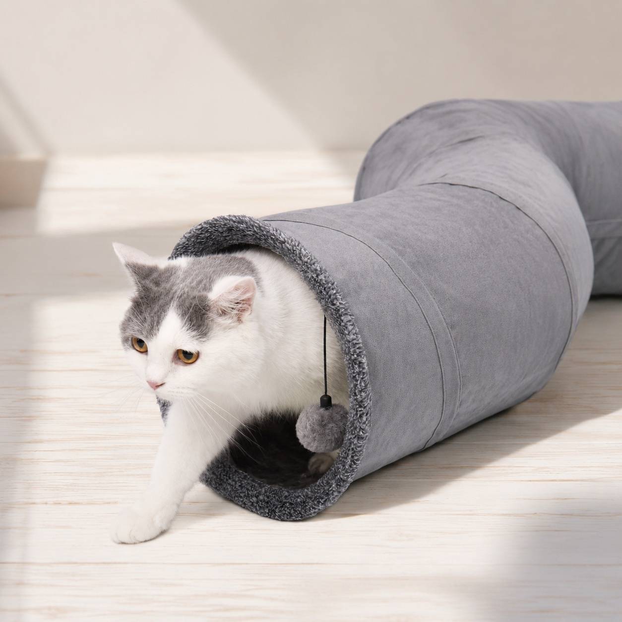 Tunnel à Chat en Daim Pliable avec 2 Trous et Jouet Suspendu Durable - Image 4