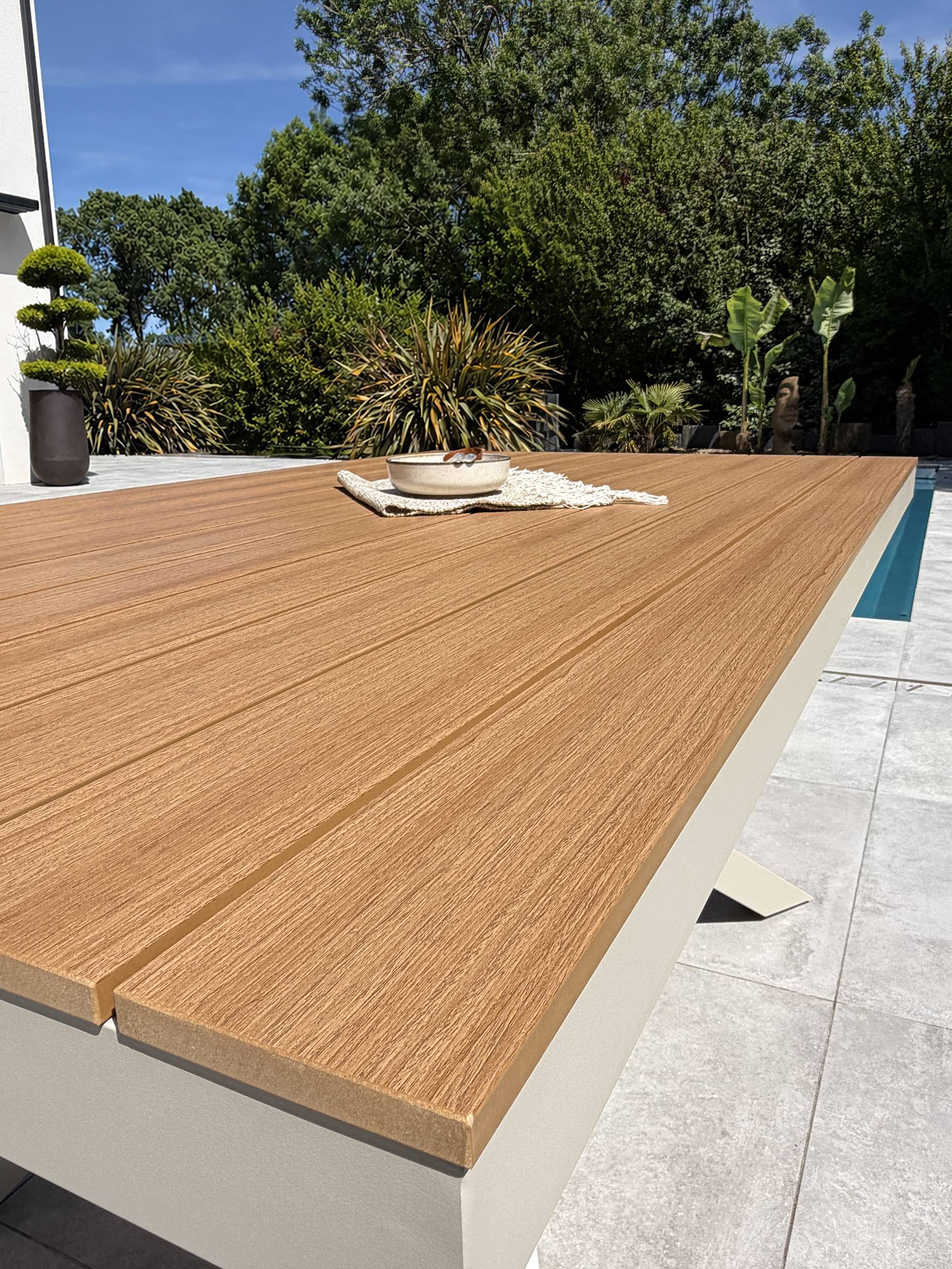 Dcb Garden - Table de jardin en alu plateau polywood  aspect bois - Grège - LAMU - Image 2
