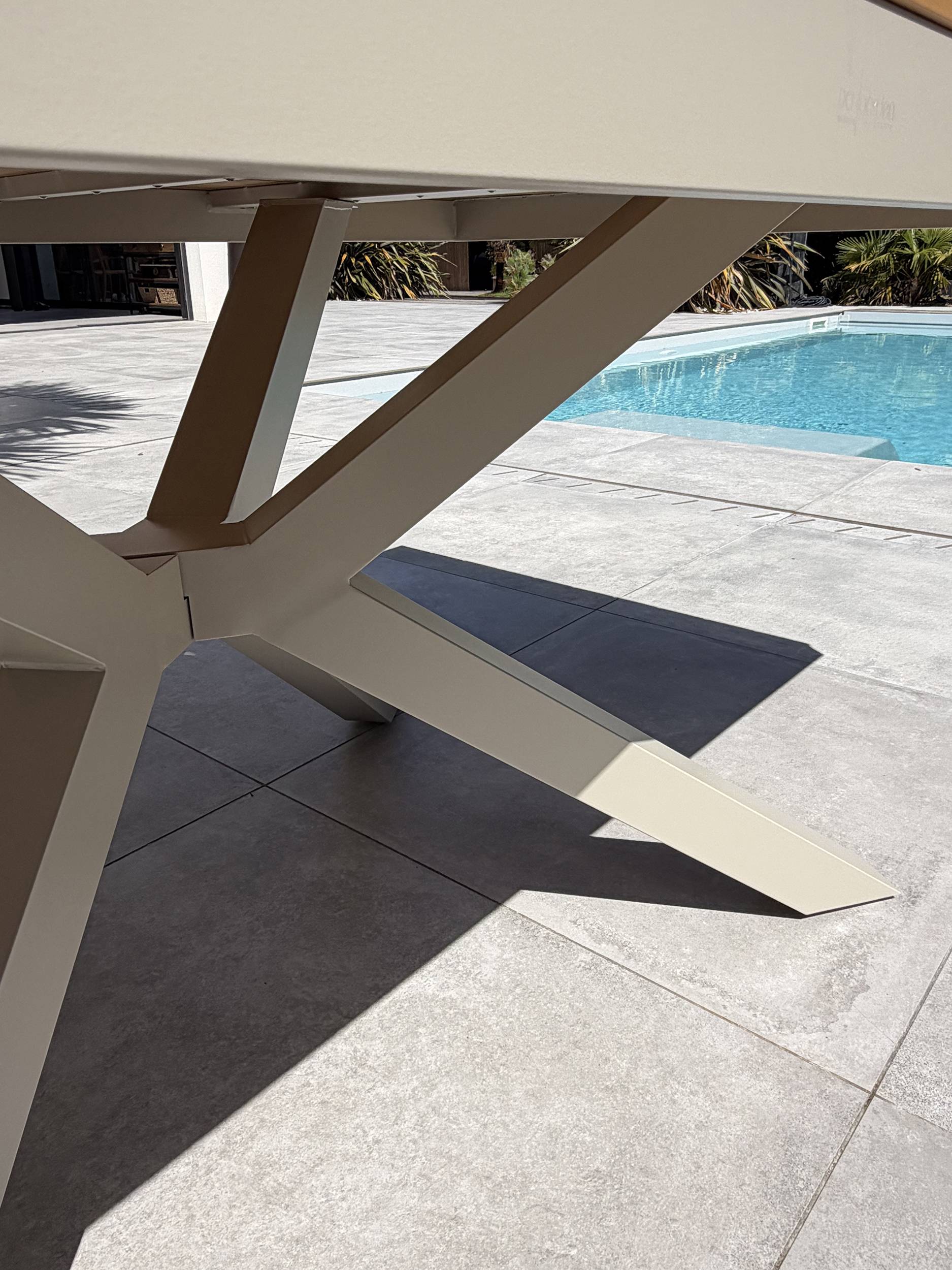 Dcb Garden - Table de jardin en alu plateau polywood  aspect bois - Grège - LAMU - Image 5