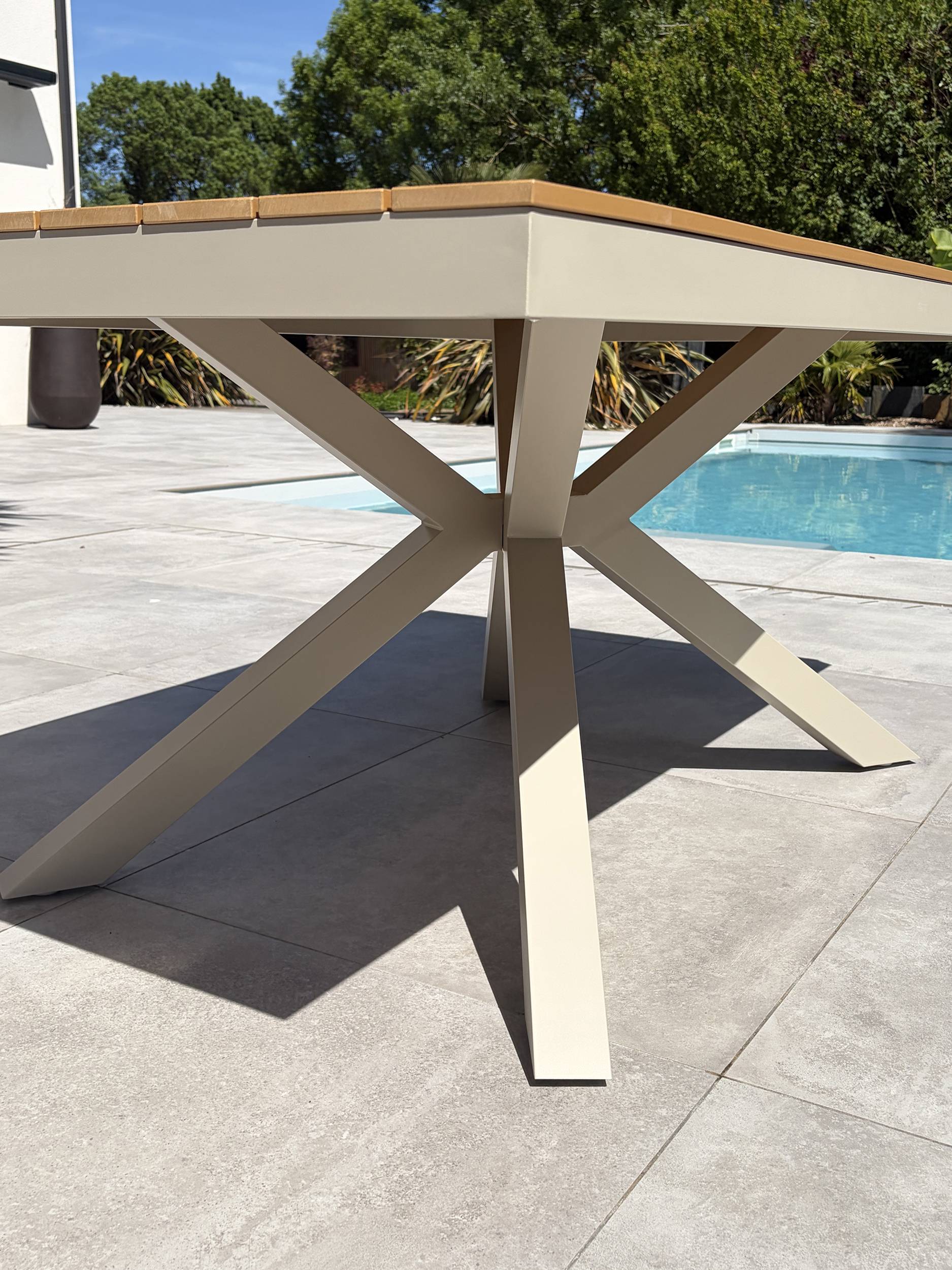 Dcb Garden - Table de jardin en alu plateau polywood  aspect bois - Grège - LAMU - Image 4