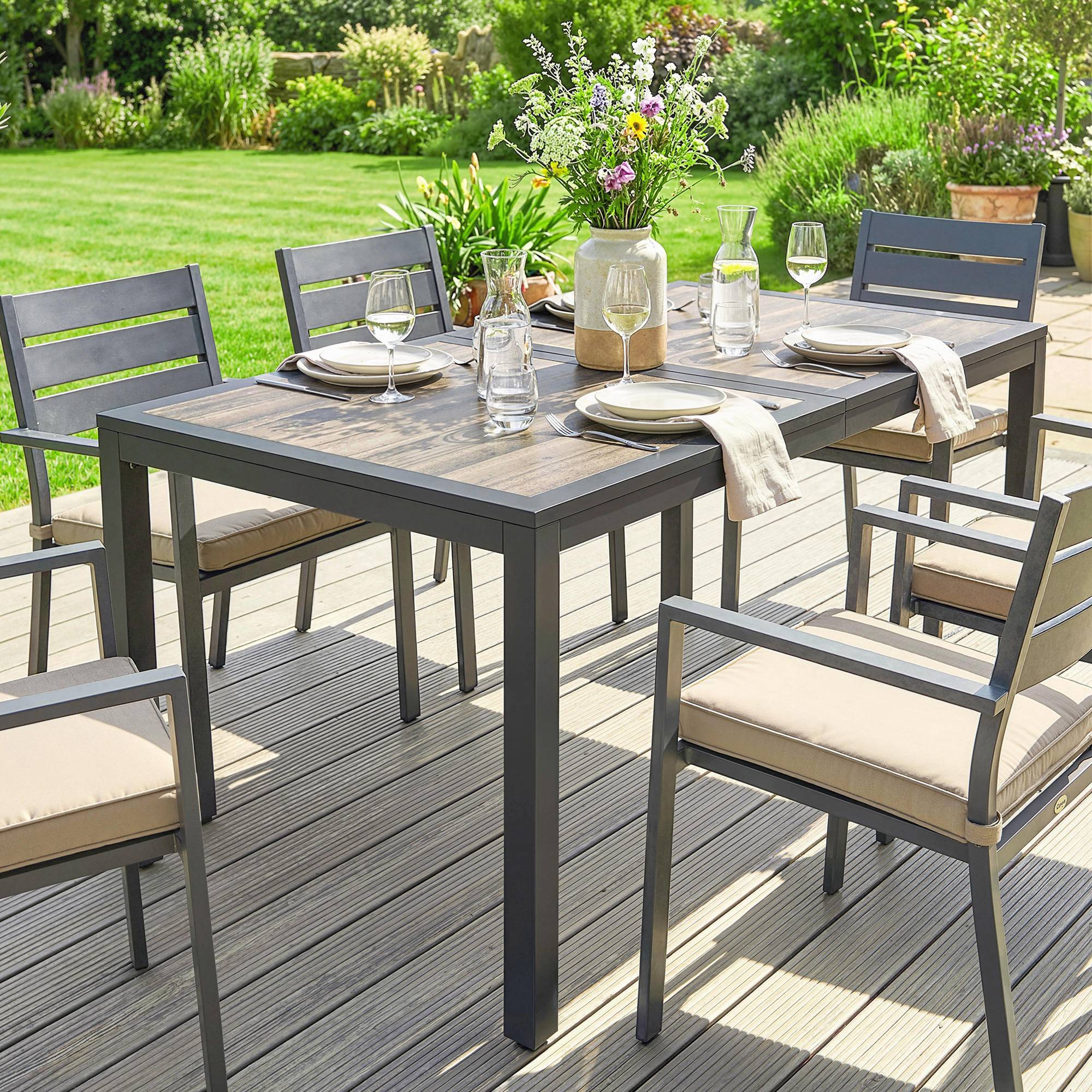 Table de jardin pour 4 à 6 personnes, table à manger extérieure avec plateau à effet bois, 140 x 80 x 72 cm, gris foncé - Image 9
