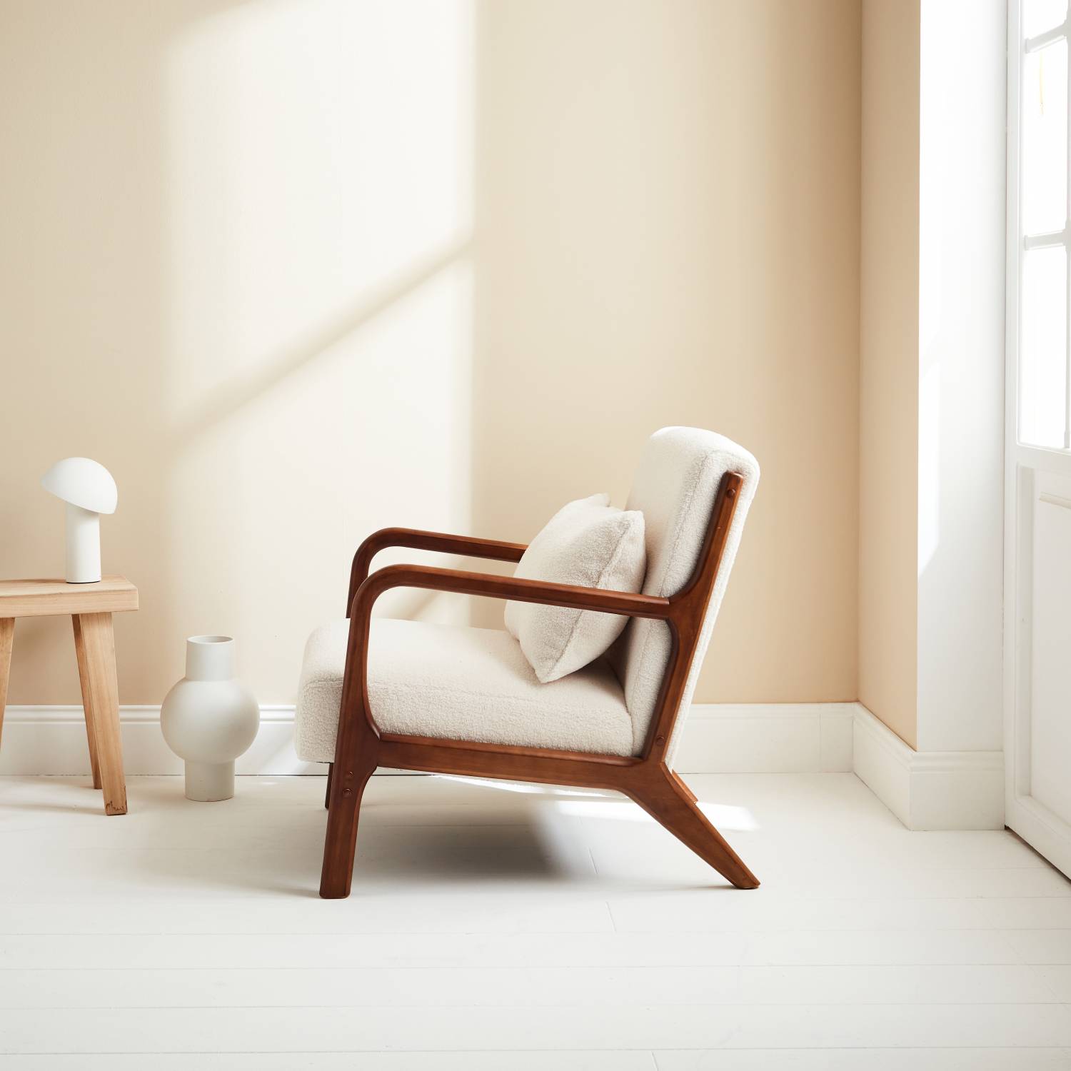 Fauteuil à bouclettes . pieds bois d'hévéa teinté noyer clair. 1 place droit fixe. pieds compas scandinave. structure en bois solide | sweeek - Image 1
