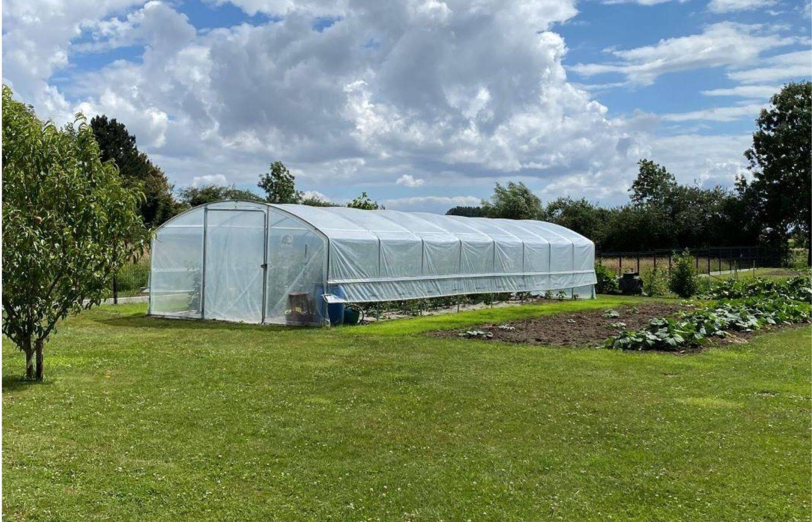 Serre de jardin - 48m² - 4 x 12m - pied droit 1,50m - polyéthylène haute densité - 1 porte pivotante - aérations latérales - LES SERRES TONNEAU - Image 1