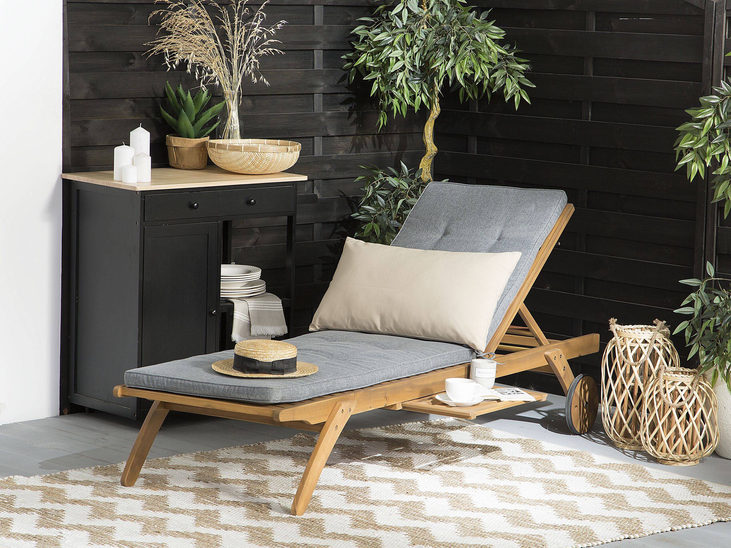 Beliani - Transat Bain de Soleil à Dossier Inclinable en Bois d'Acacia Aspect Naturel et Coussin Gris Design Intemporel pour Jardin Méditerranéen Beliani - Image 2
