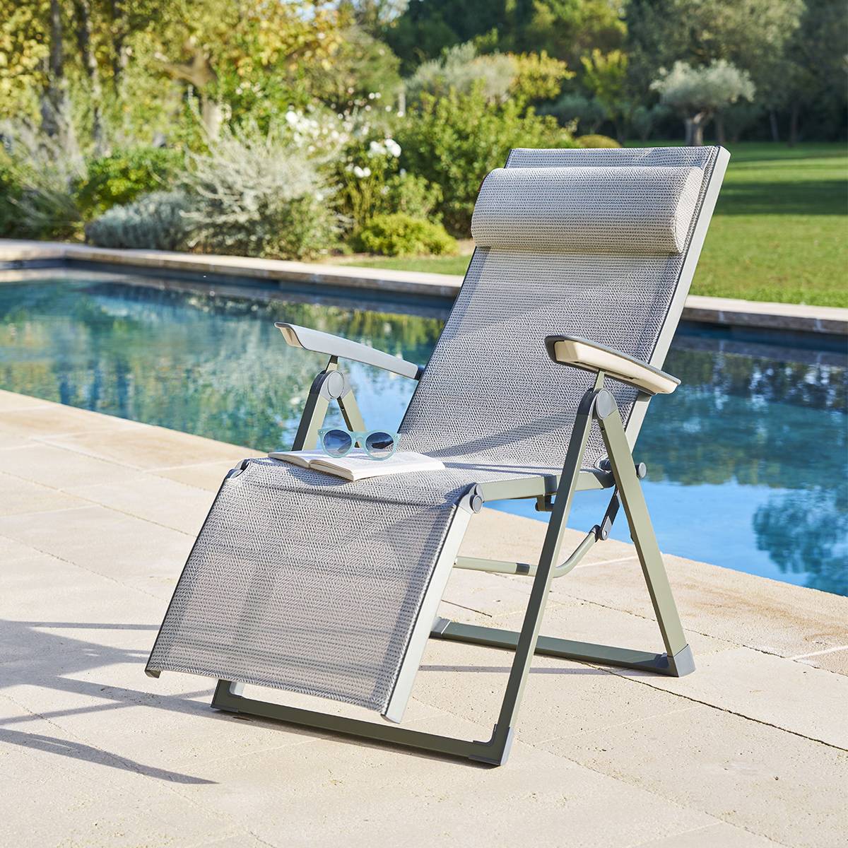 Hesperide - Fauteuil de jardin inclinable "Decima" vert olive & vert laurier 8 positions en aluminium et texaline - Hespéride - Image 1
