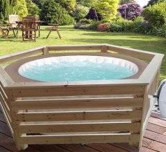 Habrita - Habillage bois hexagonal pour spas et piscines gonflables / largeur extérieure 2,63 m x largeur intérieure bord à bord 2,09 m x hauteur 0,71 m - Image 1