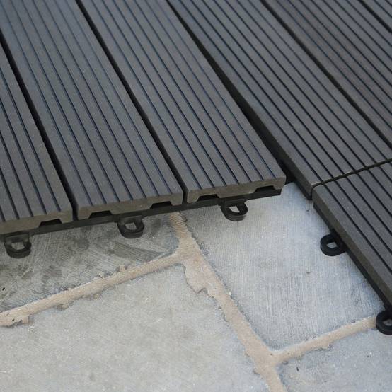 Oviala - Lot de 16 dalles clipsables en bois composite gris Batam - Oviala - Image 5