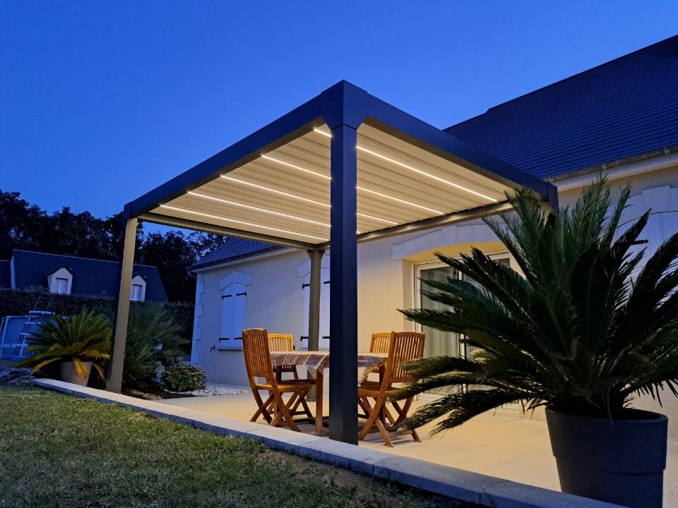 Pergola ALUMINIUM 12m² Bioclimatique 4x3 ACTUAL Gris Sable RAL2900 motorisée avec éclairage LED intégré by Green Outside - Image 1