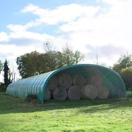 Abri tunnel en largeur 6 m pas à 1.50 m - Long 12 m, type Camion 720 gr/m² gris/blanc, Façade 1 façade avec filet, Fix. Sol terre - Image 1