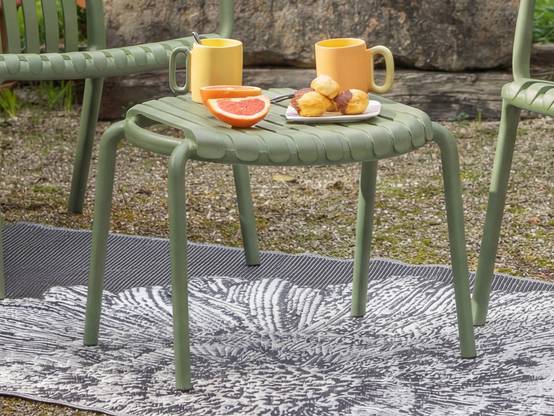 Table basse de jardin ronde en résine PP 50 % recyclé Joysxee - Ø50 cm - Vert sauge - Jardiline - Image 2