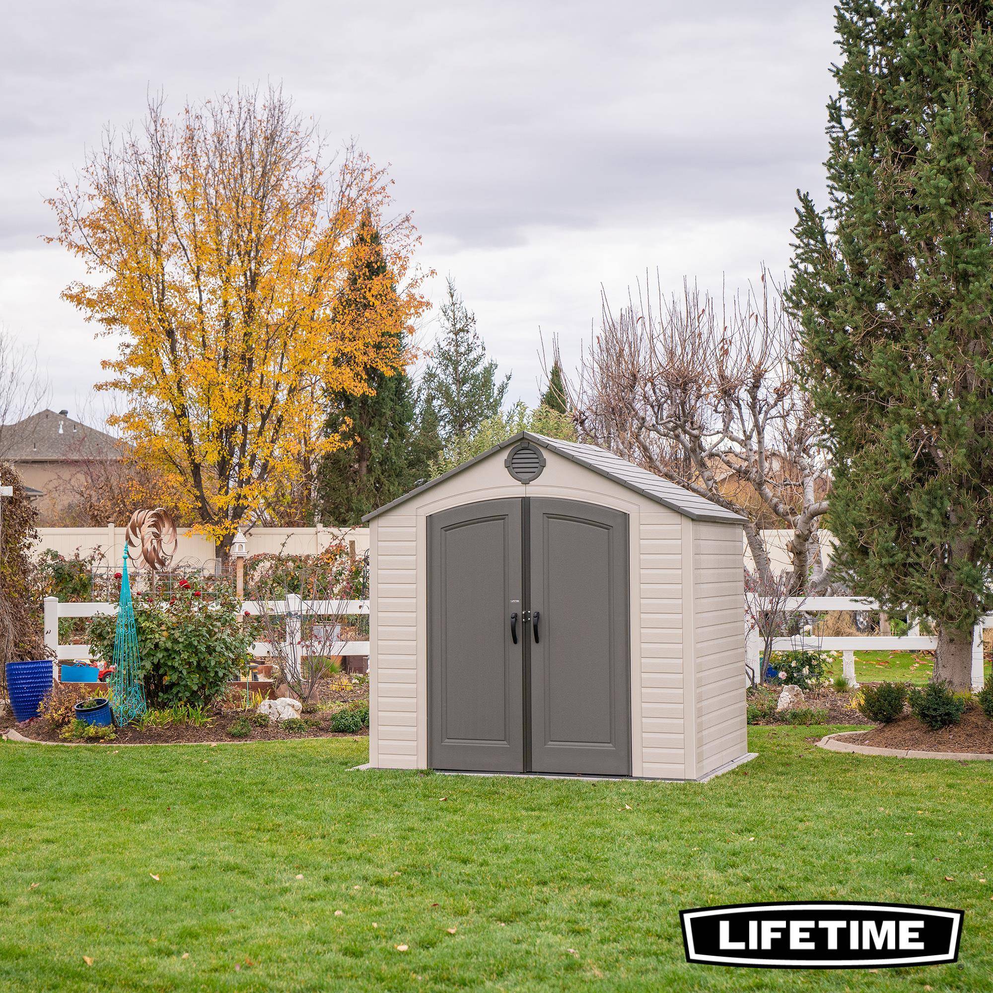Lifetime - Abri de jardin résine 5,58 m² 2,44×2,29 m – Plancher intégré, 5 étagères, Lifetime