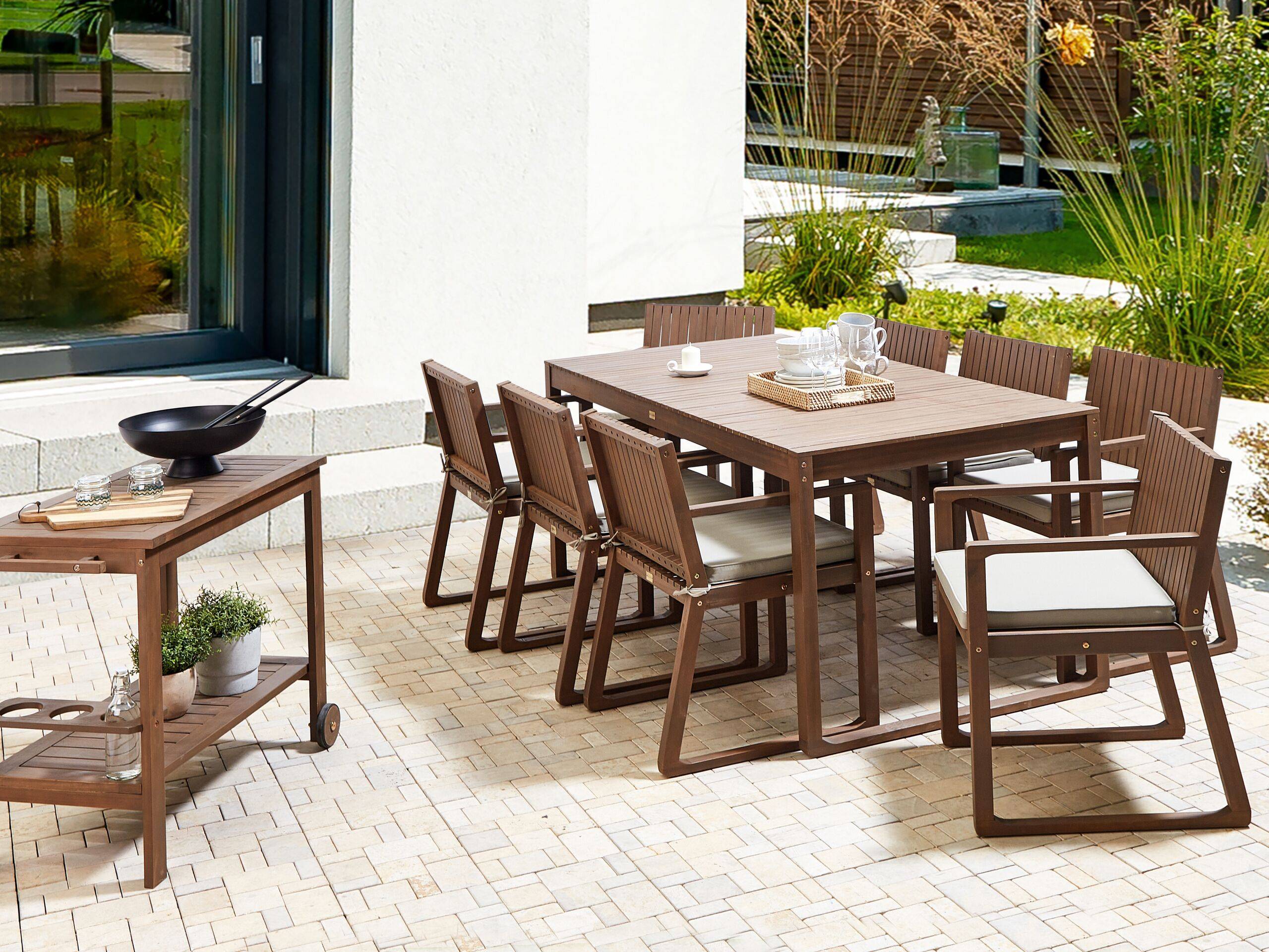 Beliani - Ensemble de Salle à Manger Extérieur Table en Bois d'Acacia Foncé 8 Chaises et Coussins Taupe Jardin Rustique - Image 2