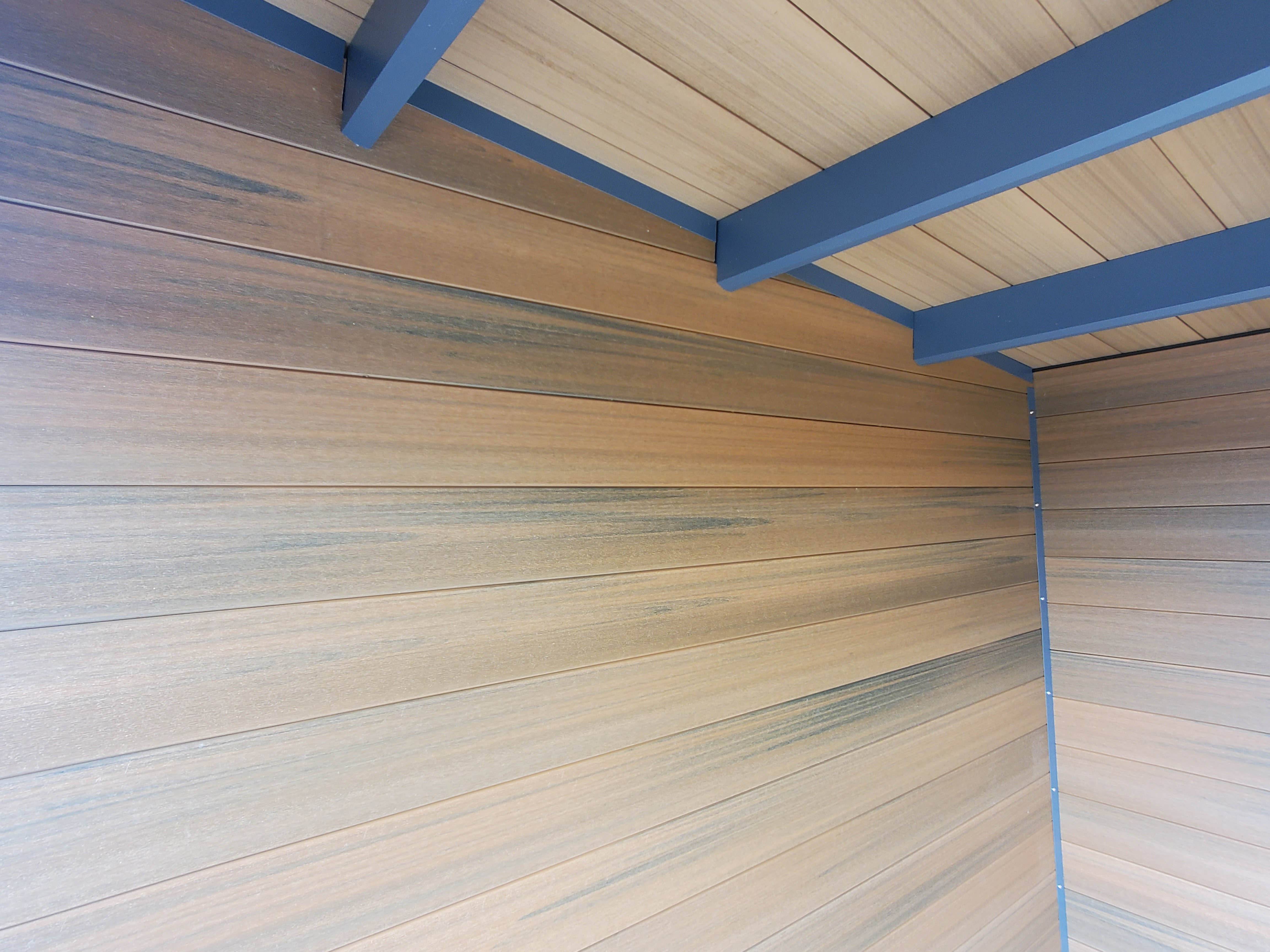 Green Outside - Abri aluminium et composite 18m² avec auvent. Toit "Plat" coloris Teck avec Bac Acier et kit anti tempête INCLUS - Image 4