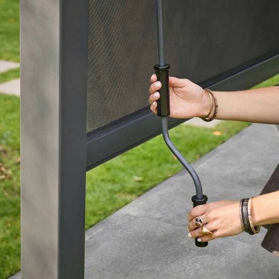 sweeek - Pergola bioclimatique 3x4 m en alu et acier avec lames orientables et 2 stores latéraux – Sweeek - Image 1