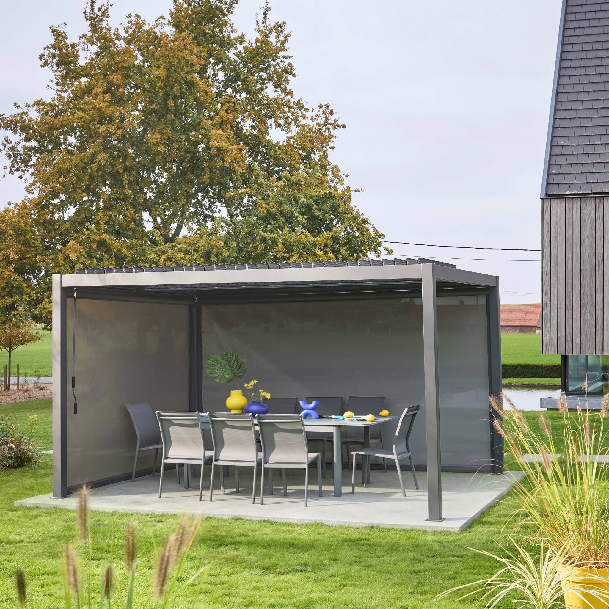sweeek - Pergola bioclimatique 3x4 m en alu et acier avec lames orientables et 2 stores latéraux – Sweeek - Image 3