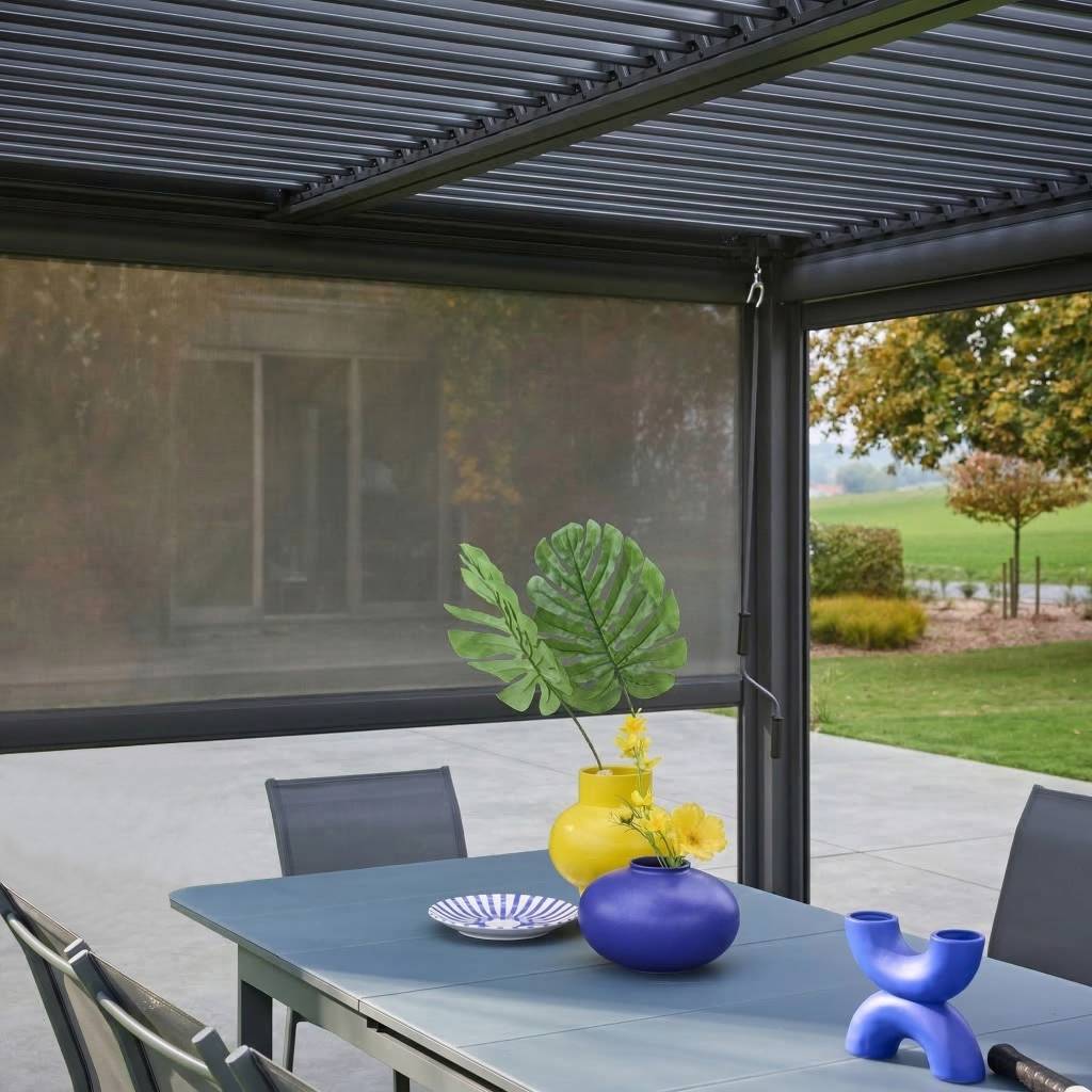 sweeek - Pergola bioclimatique 3x4 m en alu et acier avec lames orientables et 2 stores latéraux – Sweeek - Image 1