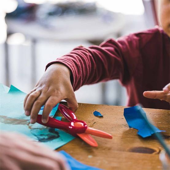 Fiskars - Premiers ciseaux pour enfants à partir de 2 ans - lames en plastique - rouge - Image 3