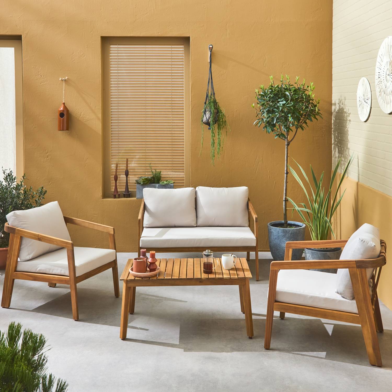 Salon de jardin beige 4 places LOBERIA. bois d'acacia dossier avec lanières effet cuir | sweeek - Image 1