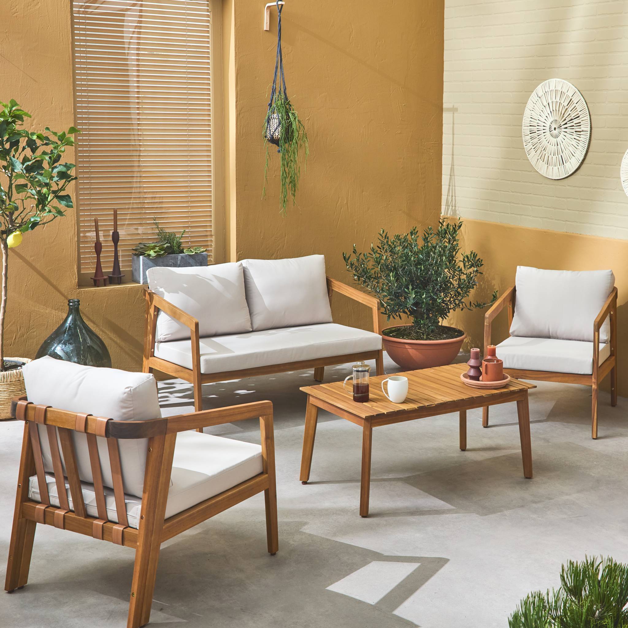 Salon de jardin beige 4 places LOBERIA. bois d'acacia dossier avec lanières effet cuir | sweeek - Image 3