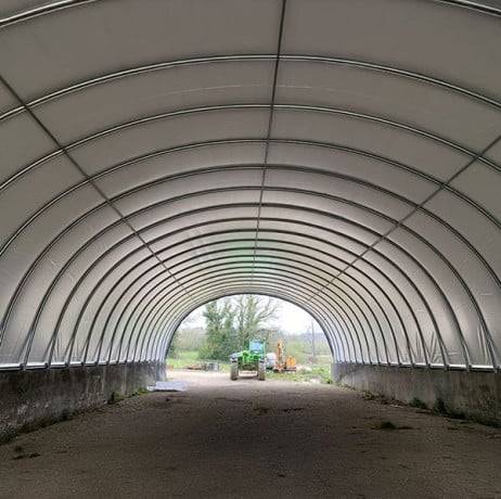 Abri tunnel largeur 9.30 m pas à 1.50 m - Long 19.50 m, type Camion 720 gr/m² vert/blanc, Façade 1 façade avec filet, Fix. Sol enr - Image 5