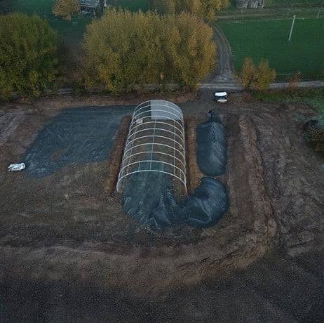 Plastidis - Abri tunnel largeur 9.30 m pas à 1.50 m - Long 19.50 m, type Camion 720 gr/m² vert/blanc, Façade 1 façade avec filet, Fix. Sol enr - Image 1