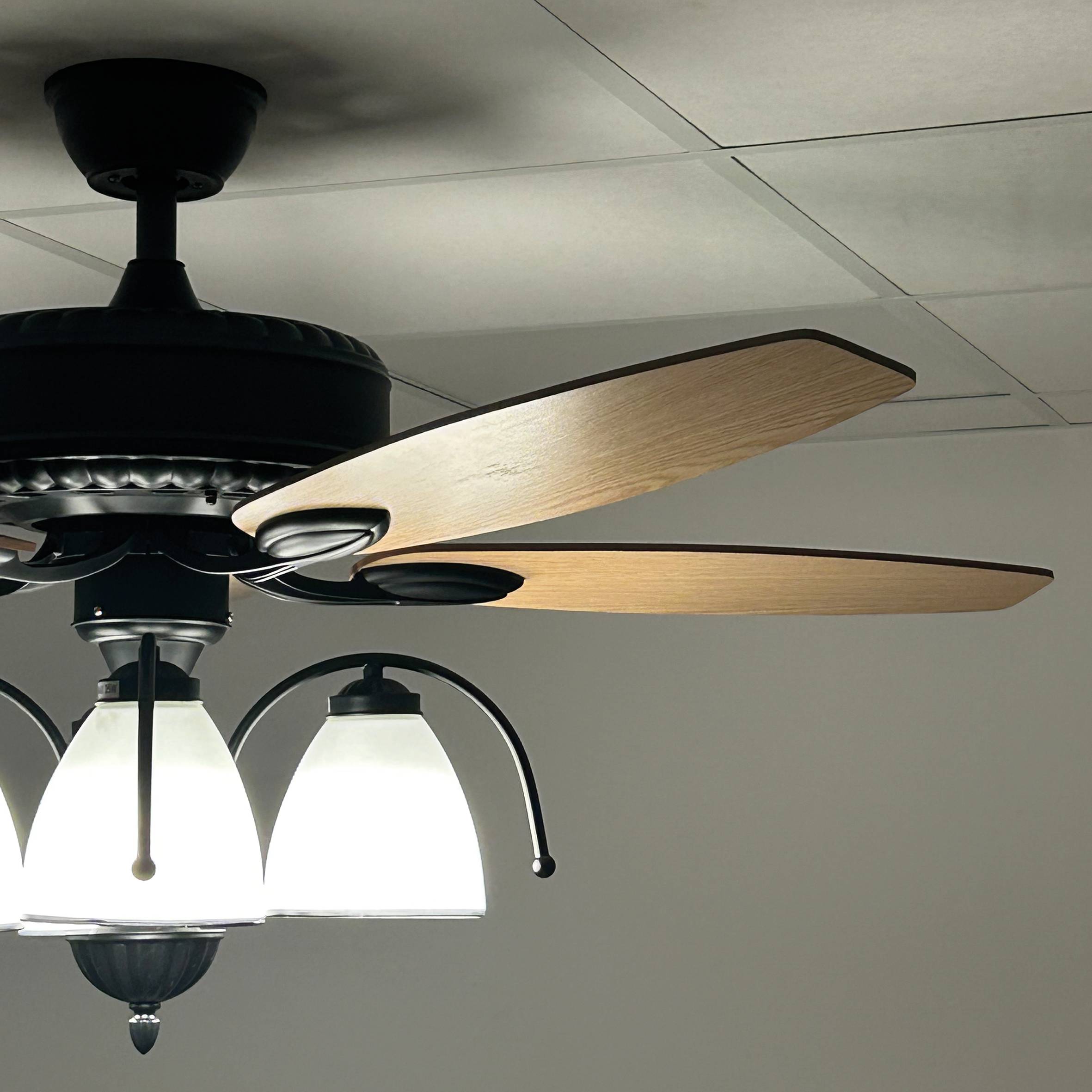 Ventilateur de plafond Zéphora Ø132?cm – Bois composite – 4?ampoules E27 – Moteur?DC  FARTOOLS - Image 6