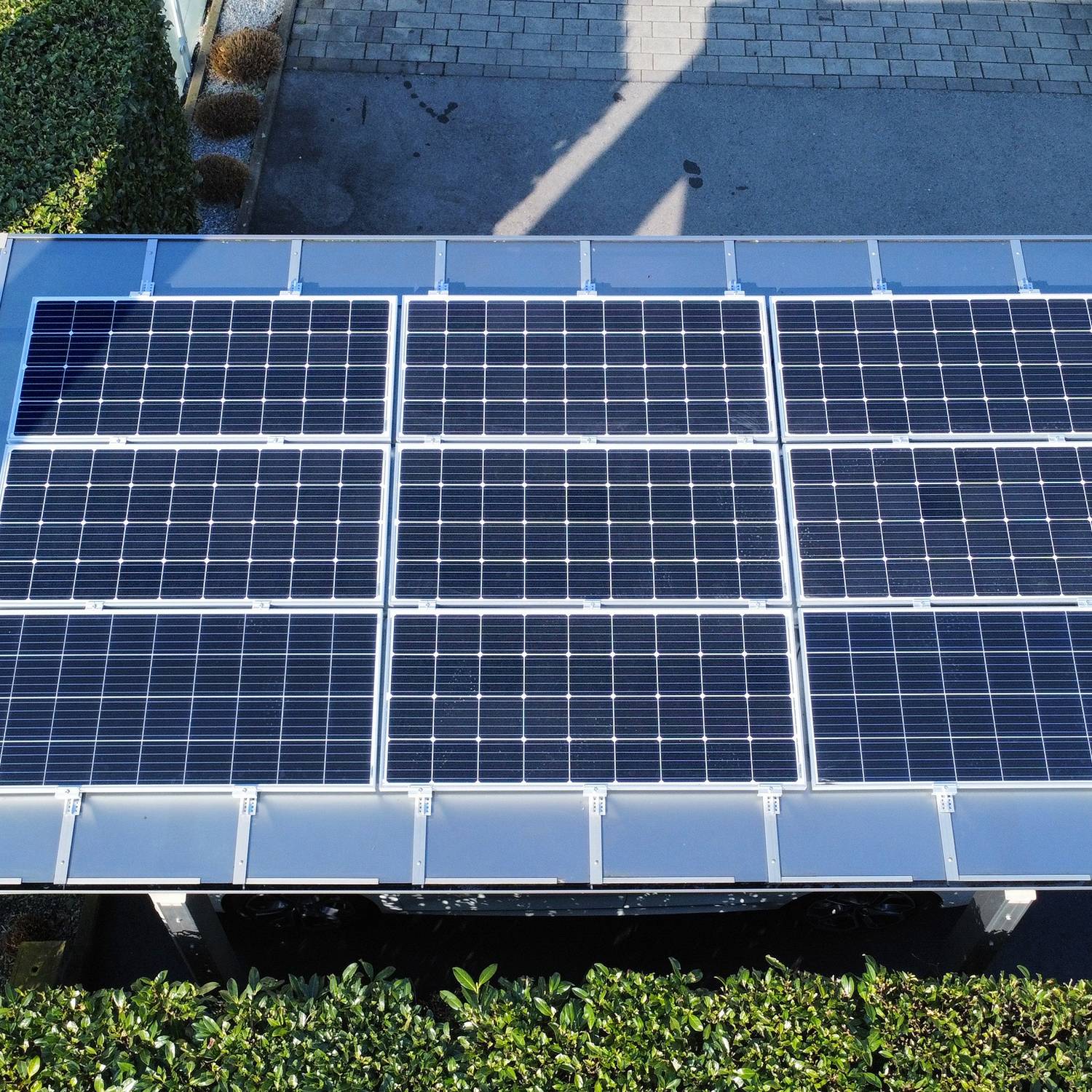 Carport simple avec 6 panneaux solaires - charge de toiture 100kgs/m² -  Anodisé coloris inox brillant - Ximax rallongé Linea - Image 3