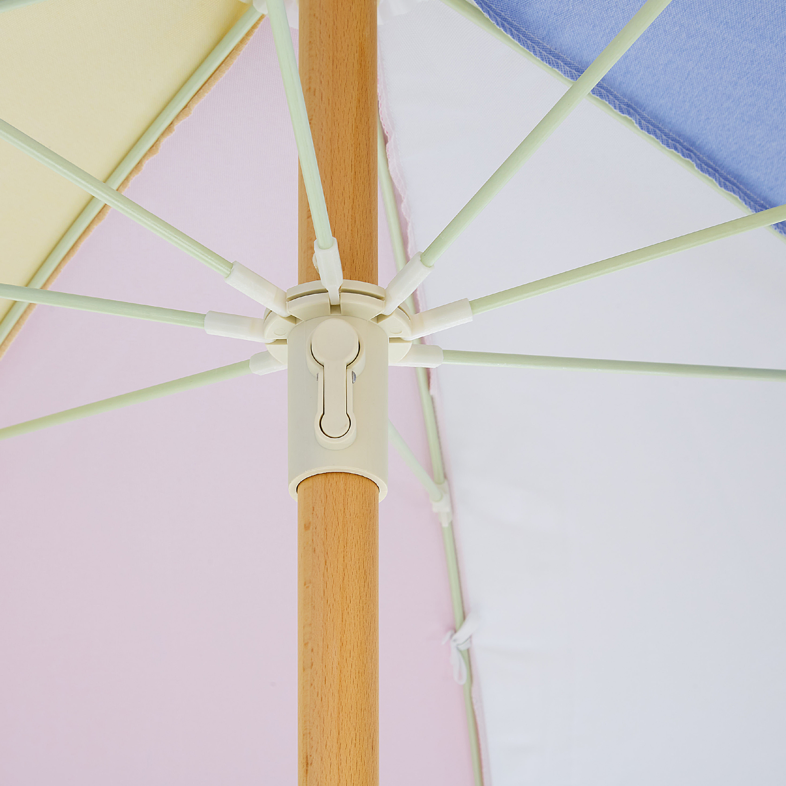 Beliani - Parasol de Jardin en Tissu Multicolore avec Mât en Bois ⌀ 150 cm Design Rétro Protection Extérieur Inclinable Résistant aux UV - Image 8