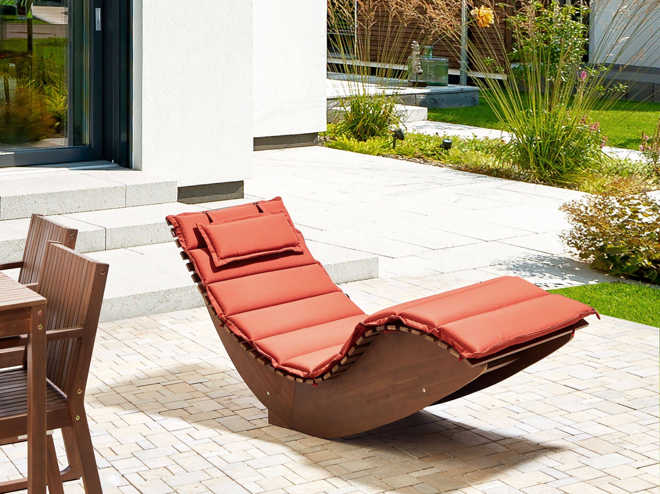 Beliani - Chaise Longue à Bascule Bois Foncé en Bois d'Acacia avec Coussin Rouge Patio Terrasse Jardin à Lattes - Image 2