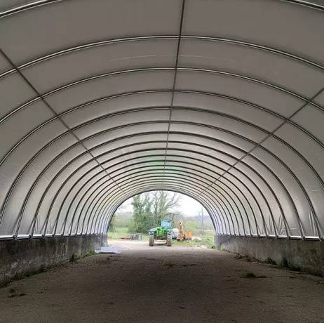 Abri tunnel largeur 9.30 m pas à 1.50 m - Long 27 m, type Camion 640 gr/m² kaki, Façade 1 porte souple et 1 façade avec filet, Fix - Image 8