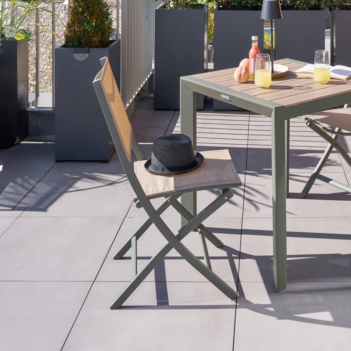 Hesperide - Lot de 4 chaises de jardin pliantes "Essentia" lin & vert laurier aluminium et texaline Hespéride - Image 1