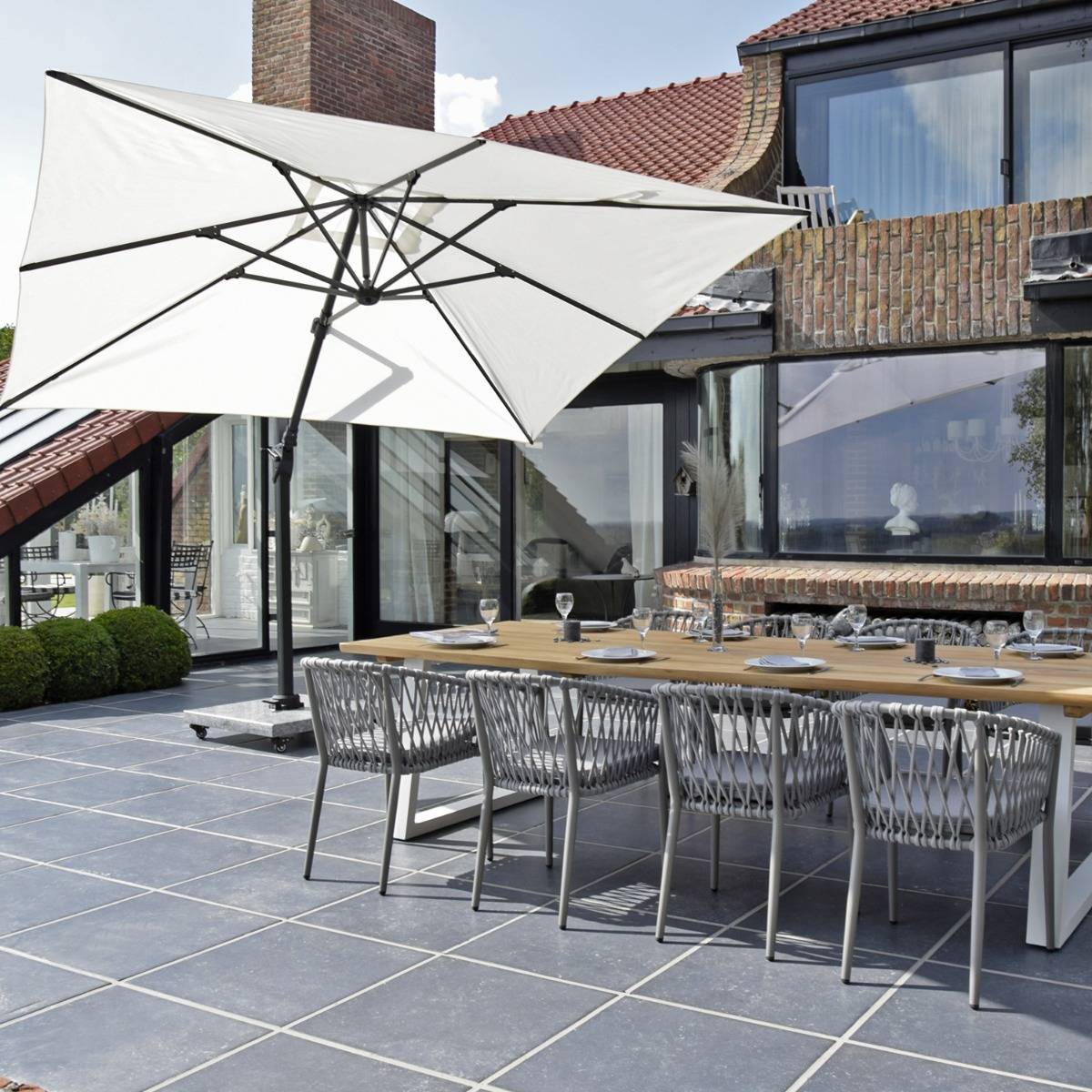 Parasol déporté rotatif 360° inclinable aluminium noir toile écrue 4x3 m Poseidon - Gecko Jardin - Image 1