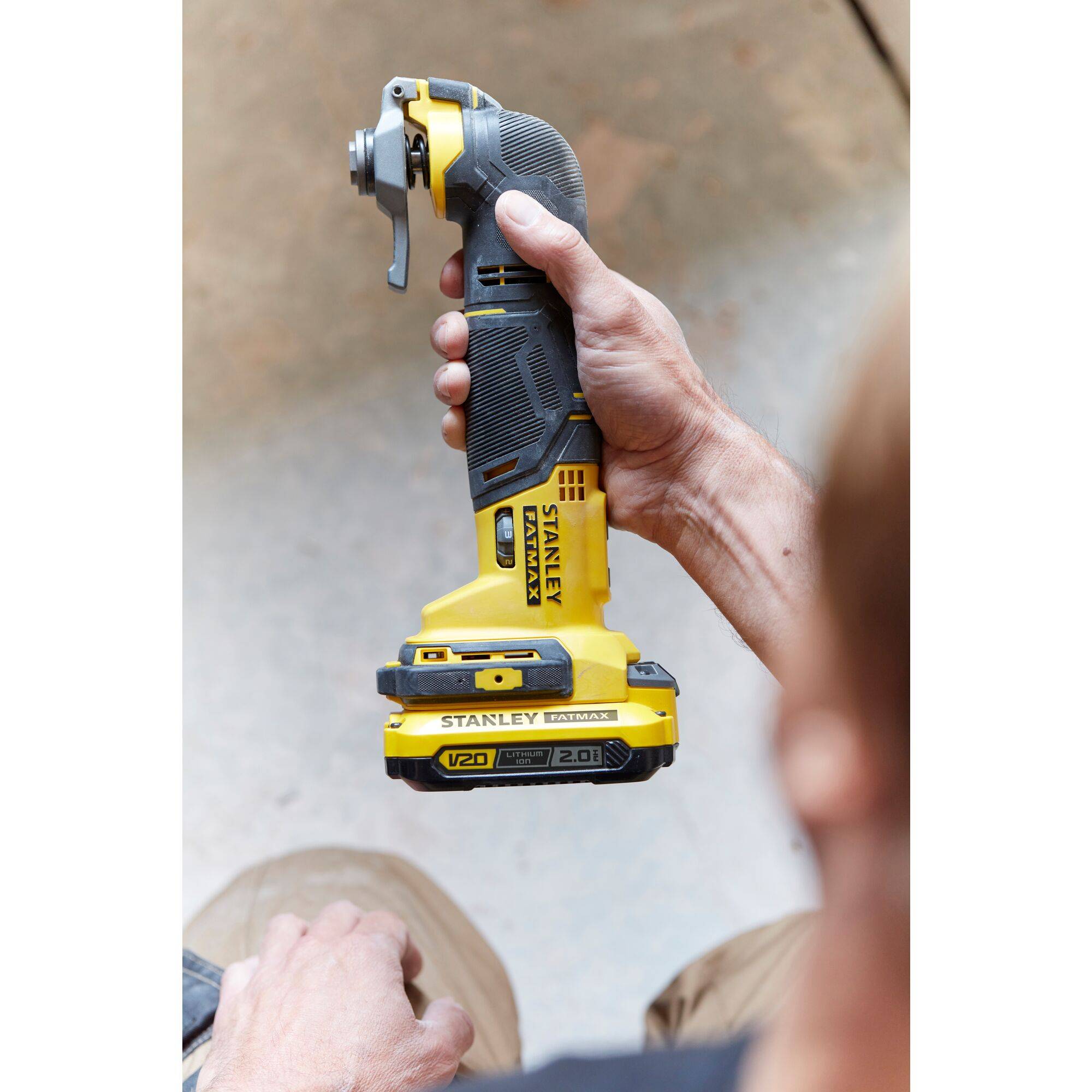 stanley - Outil multifonction rotatif 18V, 8000-18000 osc/min, Gamme FATMAX V20 SFMCE500D2K-QW - Livré avec 1 Mallette, 2 batteries 2 Ah, 1 chargeur 2Ah - Image 3
